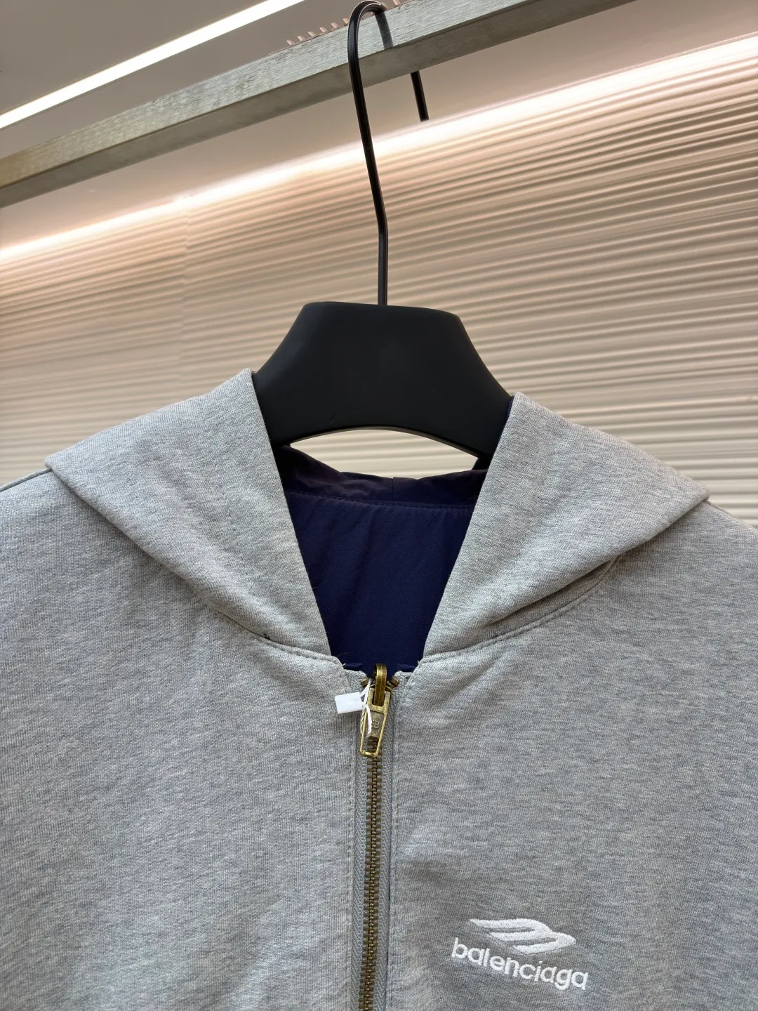 Balenciaga double-sided long-sleeved zipper jacket ●Original version: purchased and developed by 16318 ●Item number: 1681852-B70 ●Fabric: cotton fabric ●Technology: embroidery production ●Color: gray/blue ●Version: fitted version ●Weight: about 1395 grams ●Size: XS-S-M-L ●Description: These two hooded jackets adopt a double-sided design. One side is made of navy blue light nylon fabric (windproof and wear-resistant), and the other side is light gray fleece knitted (skin-friendly and warm), allowing one garment to be adapted to multiple scenes. In terms of craftsmanship, the body adopts a full zipper closure + hooded one-piece tailoring, and contrasting decorative stitching is added to the shoulders and side seams to enhance the style. The cuffs and hem are elasticated to provide both comfort and windproofness. In the details, the body is embroidered with the brand logo, and the sizes cover XS-L. The manual measurement data is accurate (error 1-2CM). The style is loose and off-shoulder, suitable for daily casual wear. The overall wiring is straight and delicate, the fabric is comfortable and soft, and the color is consistent without color difference. It can be matched with the same style to create a fashionable look and control various occasions. Customized accessories, complete with three standards, same style for men and women!