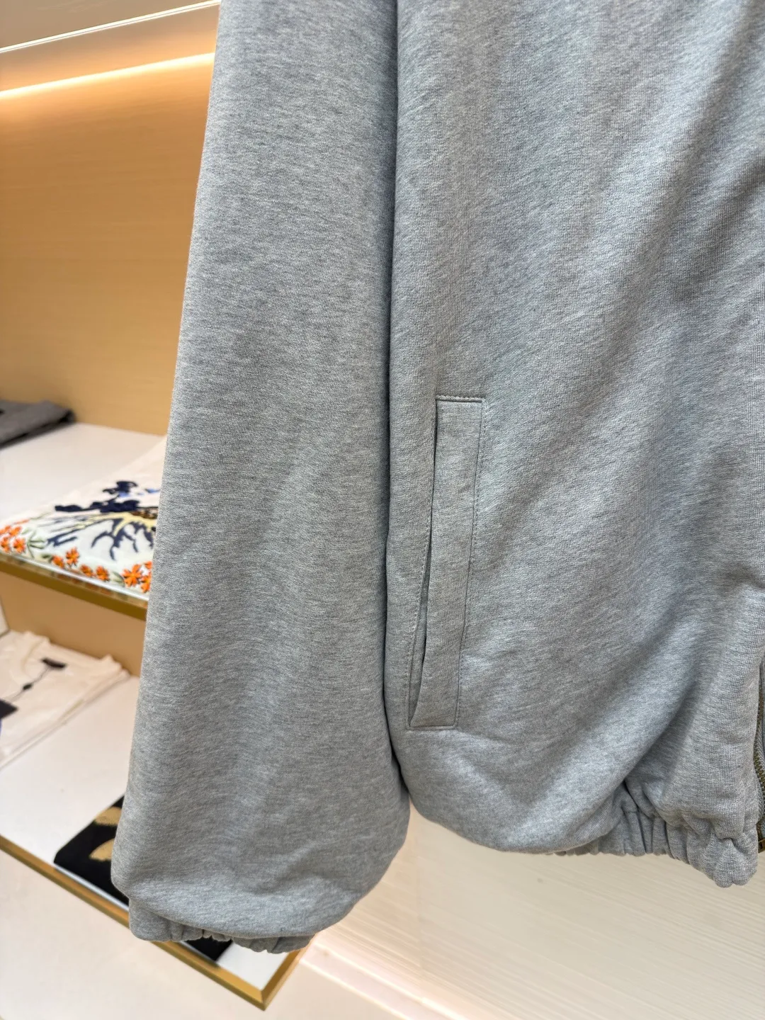 Balenciaga double-sided long-sleeved zipper jacket ●Original version: purchased and developed by 16318 ●Item number: 1681852-B70 ●Fabric: cotton fabric ●Technology: embroidery production ●Color: gray/blue ●Version: fitted version ●Weight: about 1395 grams ●Size: XS-S-M-L ●Description: These two hooded jackets adopt a double-sided design. One side is made of navy blue light nylon fabric (windproof and wear-resistant), and the other side is light gray fleece knitted (skin-friendly and warm), allowing one garment to be adapted to multiple scenes. In terms of craftsmanship, the body adopts a full zipper closure + hooded one-piece tailoring, and contrasting decorative stitching is added to the shoulders and side seams to enhance the style. The cuffs and hem are elasticated to provide both comfort and windproofness. In the details, the body is embroidered with the brand logo, and the sizes cover XS-L. The manual measurement data is accurate (error 1-2CM). The style is loose and off-shoulder, suitable for daily casual wear. The overall wiring is straight and delicate, the fabric is comfortable and soft, and the color is consistent without color difference. It can be matched with the same style to create a fashionable look and control various occasions. Customized accessories, complete with three standards, same style for men and women!