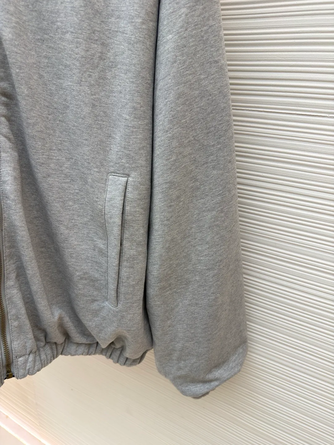 Balenciaga double-sided long-sleeved zipper jacket ●Original version: purchased and developed by 16318 ●Item number: 1681852-B70 ●Fabric: cotton fabric ●Technology: embroidery production ●Color: gray/blue ●Version: fitted version ●Weight: about 1395 grams ●Size: XS-S-M-L ●Description: These two hooded jackets adopt a double-sided design. One side is made of navy blue light nylon fabric (windproof and wear-resistant), and the other side is light gray fleece knitted (skin-friendly and warm), allowing one garment to be adapted to multiple scenes. In terms of craftsmanship, the body adopts a full zipper closure + hooded one-piece tailoring, and contrasting decorative stitching is added to the shoulders and side seams to enhance the style. The cuffs and hem are elasticated to provide both comfort and windproofness. In the details, the body is embroidered with the brand logo, and the sizes cover XS-L. The manual measurement data is accurate (error 1-2CM). The style is loose and off-shoulder, suitable for daily casual wear. The overall wiring is straight and delicate, the fabric is comfortable and soft, and the color is consistent without color difference. It can be matched with the same style to create a fashionable look and control various occasions. Customized accessories, complete with three standards, same style for men and women!