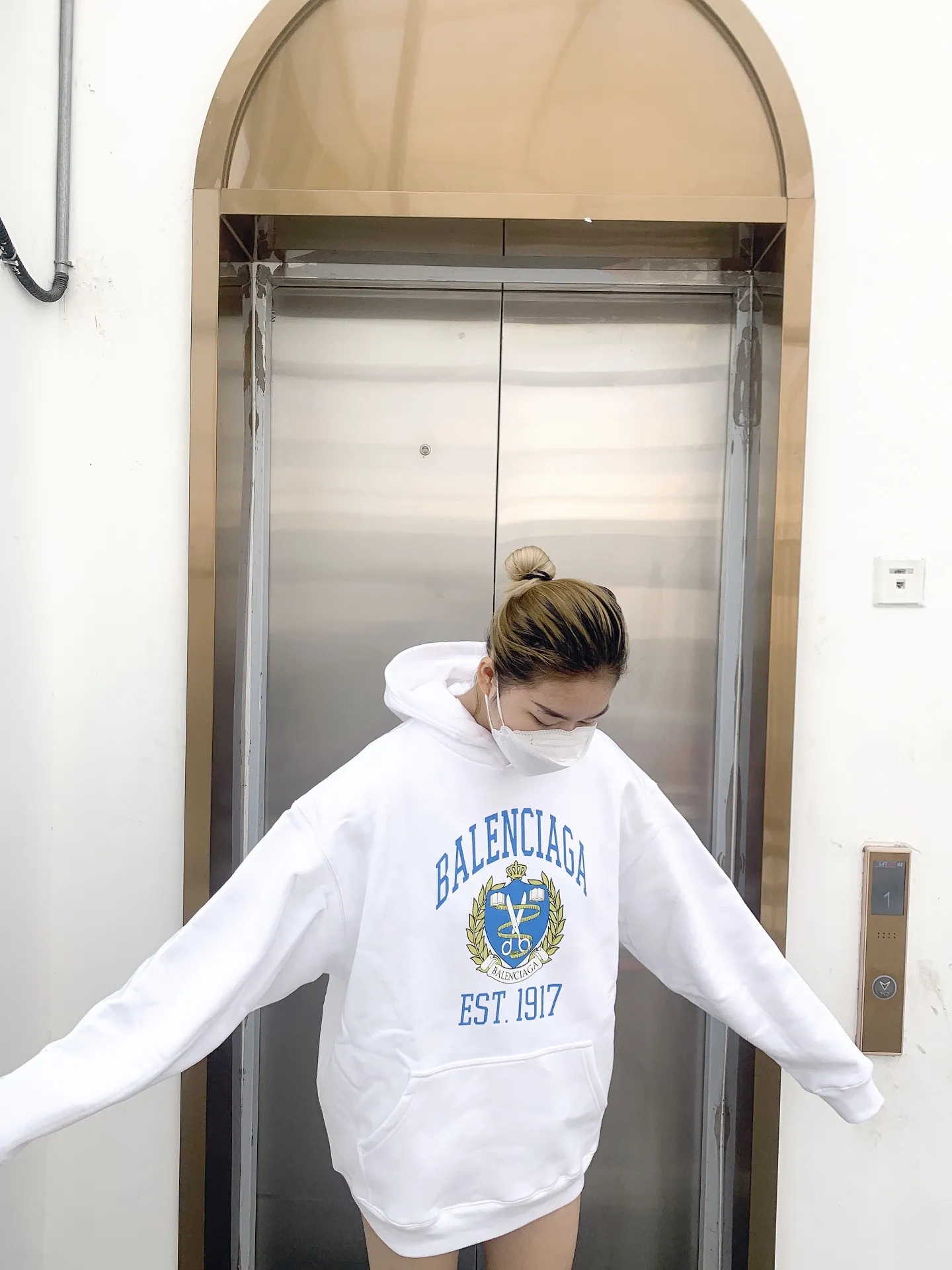 ♻️💯Upper body reference model picture❤️Top tested version Balenciaga Balenciaga logo printed EST 1917 knitted T-shirt 2022 new style autumn and winter hoodie sweatshirt for men and women. The process adopts Kangli printing cracking effect. This crack is not a line pattern, but a three-dimensional burst pattern. How many versions on the market are based on pictures? Just make pictures, not craftsmanship? Without a version, it would be impossible to create the original flavor, and it would be almost pointless to brag! The front panel printing glue bursting effect uses imported transparent slurry to scrape the bottom to make the printing bursting feel uniform. (PS: If this process is missing, the printing will easily fall off in large areas after cracking) The fabric is made of 520g composite crystal velvet fabric, which is full of drape, loose and good on the skin. Color: black white Size: XS-L (maximum wear: 230 pounds) P:490