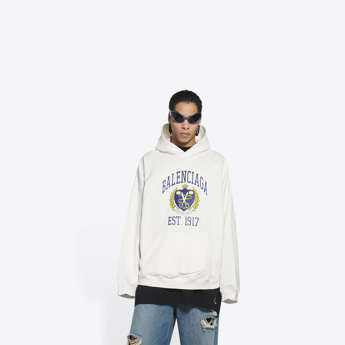 ♻️💯Upper body reference model picture❤️Top tested version Balenciaga Balenciaga logo printed EST 1917 knitted T-shirt 2022 new style autumn and winter hoodie sweatshirt for men and women. The process adopts Kangli printing cracking effect. This crack is not a line pattern, but a three-dimensional burst pattern. How many versions on the market are based on pictures? Just make pictures, not craftsmanship? Without a version, it would be impossible to create the original flavor, and it would be almost pointless to brag! The front panel printing glue bursting effect uses imported transparent slurry to scrape the bottom to make the printing bursting feel uniform. (PS: If this process is missing, the printing will easily fall off in large areas after cracking) The fabric is made of 520g composite crystal velvet fabric, which is full of drape, loose and good on the skin. Color: black white Size: XS-L (maximum wear: 230 pounds) P:490