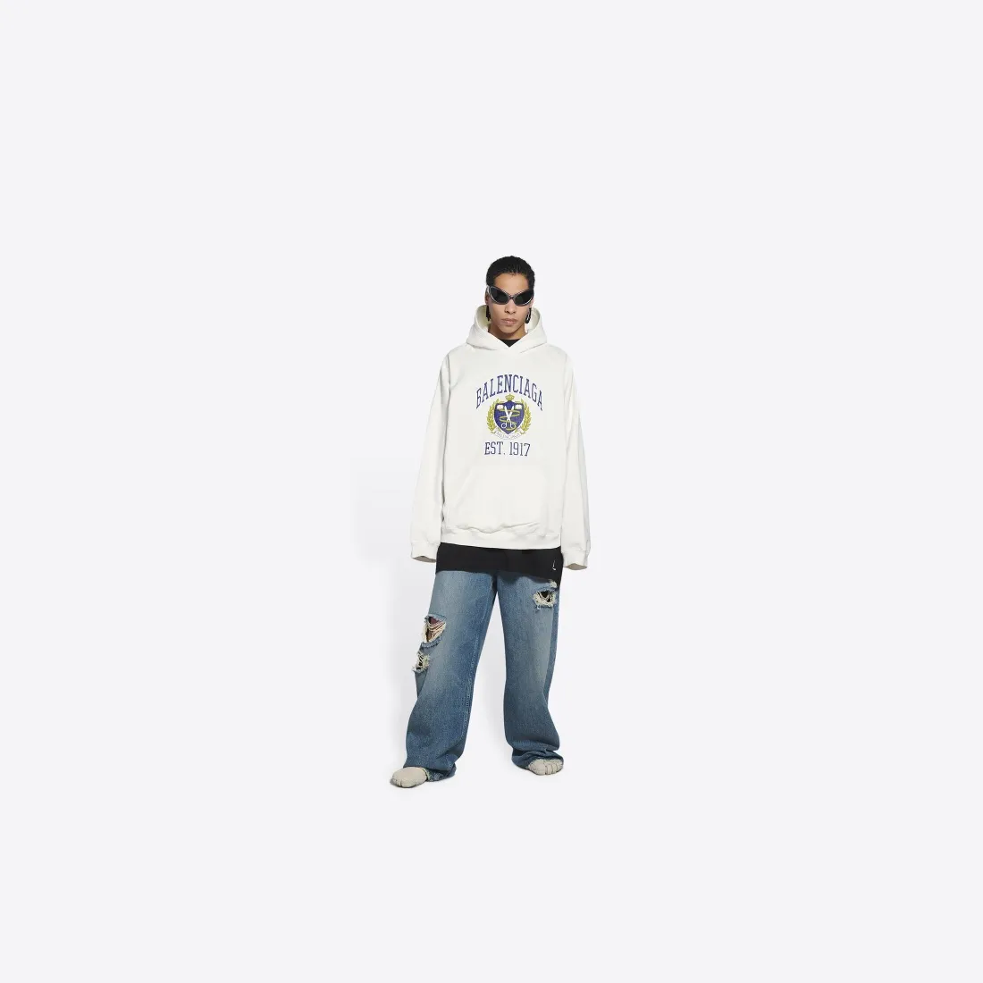 ♻️💯Upper body reference model picture❤️Top tested version Balenciaga Balenciaga logo printed EST 1917 knitted T-shirt 2022 new style autumn and winter hoodie sweatshirt for men and women. The process adopts Kangli printing cracking effect. This crack is not a line pattern, but a three-dimensional burst pattern. How many versions on the market are based on pictures? Just make pictures, not craftsmanship? Without a version, it would be impossible to create the original flavor, and it would be almost pointless to brag! The front panel printing glue bursting effect uses imported transparent slurry to scrape the bottom to make the printing bursting feel uniform. (PS: If this process is missing, the printing will easily fall off in large areas after cracking) The fabric is made of 520g composite crystal velvet fabric, which is full of drape, loose and good on the skin. Color: black white Size: XS-L (maximum wear: 230 pounds) P:490