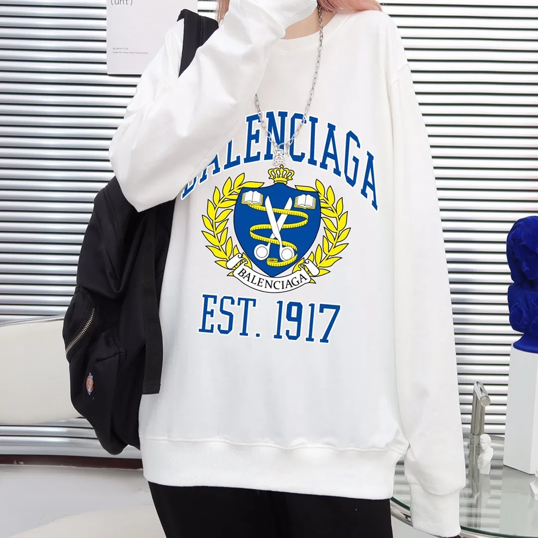 ♻️💯Upper body reference model picture❤️Top tested version Balenciaga Balenciaga logo printed EST 1917 knitted T-shirt 2022 new style autumn and winter hoodie sweatshirt for men and women. The process adopts Kangli printing cracking effect. This crack is not a line pattern, but a three-dimensional burst pattern. How many versions on the market are based on pictures? Just make pictures, not craftsmanship? Without a version, it would be impossible to create the original flavor, and it would be almost pointless to brag! The front panel printing glue bursting effect uses imported transparent slurry to scrape the bottom to make the printing bursting feel uniform. (PS: If this process is missing, the printing will easily fall off in large areas after cracking) The fabric is made of 520g composite crystal velvet fabric, which is full of drape, loose and good on the skin. Color: black white Size: XS-L (maximum wear: 230 pounds) P:490