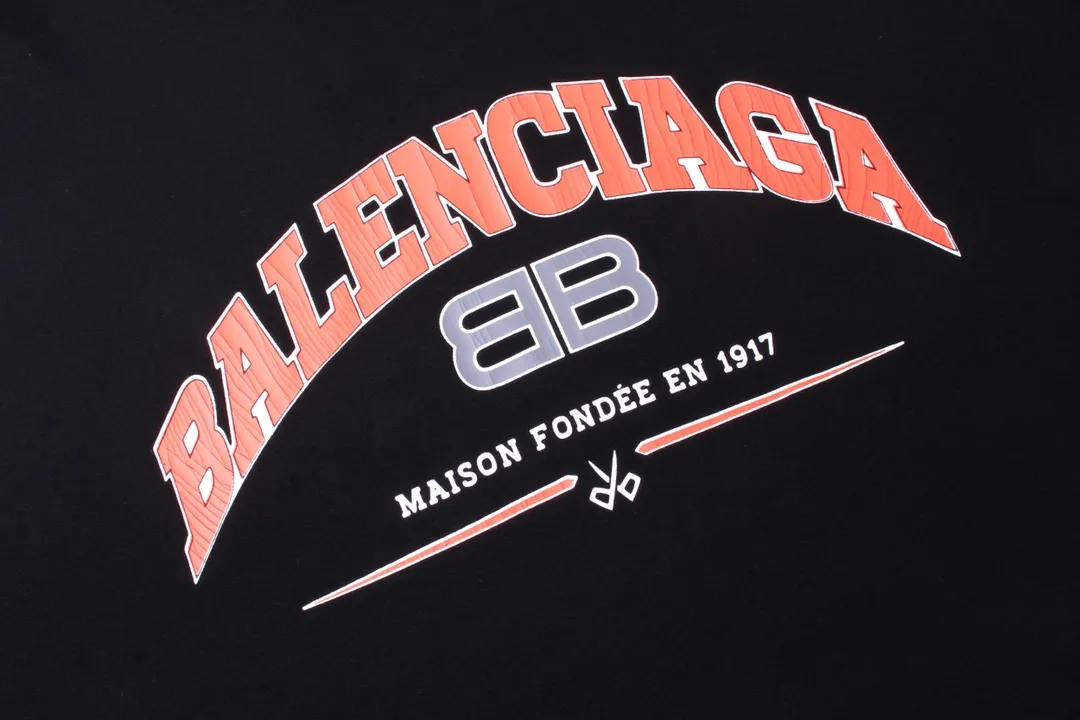 🅿️296 Detailed picture [Top version. Official website quality] BALENCI*GA/Paris. BB scissor LOGO printed split long-sleeved hooded sweatshirt ready-made. Brick cabinet synchronization. The fabric is made of Paris ZP custom-woven and dyed cotton sweatshirt. The weight is 450 grams, the cloth surface is clean. The cloth pattern is clear, soft and comfortable, and the thread is dyed with no color difference. The classic pattern is printed with environmentally friendly imported materials, straight cracks and cracked glue. Precision printing screen, the letters are clear and the effect is three-dimensional. Restore the brick cabinet. Different market currencies. Welcome to compare. The version adopts the OS loose shoulder version. The same style for men and women. Coding: BL238059 Color: Black Size: XS S M L