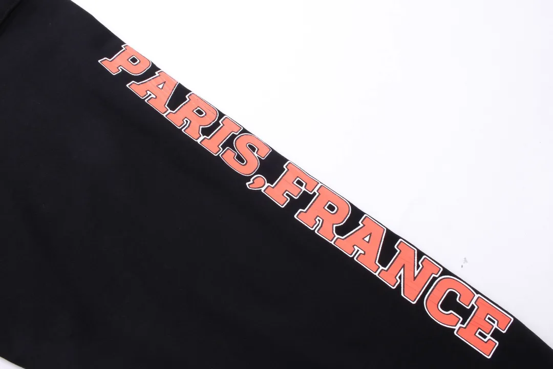 🅿️296 Detailed picture [Top version. Official website quality] BALENCI*GA/Paris. BB scissor LOGO printed split long-sleeved hooded sweatshirt ready-made. Brick cabinet synchronization. The fabric is made of Paris ZP custom-woven and dyed cotton sweatshirt. The weight is 450 grams, the cloth surface is clean. The cloth pattern is clear, soft and comfortable, and the thread is dyed with no color difference. The classic pattern is printed with environmentally friendly imported materials, straight cracks and cracked glue. Precision printing screen, the letters are clear and the effect is three-dimensional. Restore the brick cabinet. Different market currencies. Welcome to compare. The version adopts the OS loose shoulder version. The same style for men and women. Coding: BL238059 Color: Black Size: XS S M L