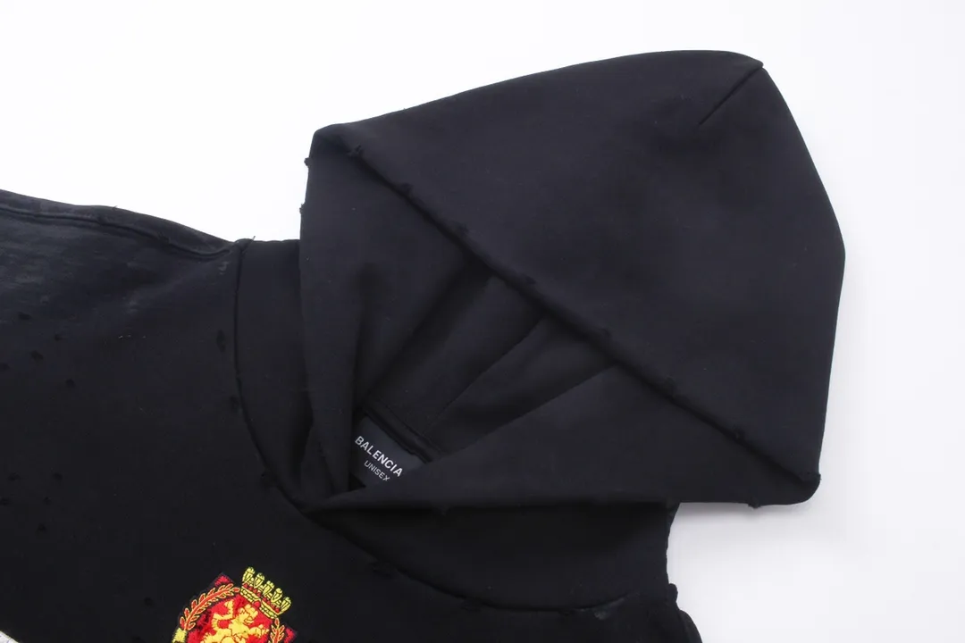 🅿️420 Detailed picture [Top version. Official website quality] BALENCI*GA/Paris co-branded Manchester United. 24 latest. Washed. Distressed. Worn. Inkjet-painted. Short-sleeved T-shirt # Embroidered seal. Heavy tattered. Top-notch board. Overweight craftsmanship. Welcome to compare. The fabric is made of Paris ZP custom-woven and dyed cotton sweatshirt. The weight is 450 grams. The cloth surface is clean. The cloth pattern is clear, soft and comfortable. The threads are dyed with no color difference. The front pattern embroidery is made with imported machine embroidery. The color of the chapter mark is the same. The embroidery and border are embroidered. The chapter mark is worn and distressed to match the brick cabinet. Ready-made clothes are washed and distressed. Painted with graffiti. The entire piece of clothing is restored with overweight craftsmanship. Jubie market produces pictures based on pictures. Welcome to compare. The version adopts OS loose shoulder design. Same style for men and women. Code: BL238061 Color: black, beige size: XS S M L