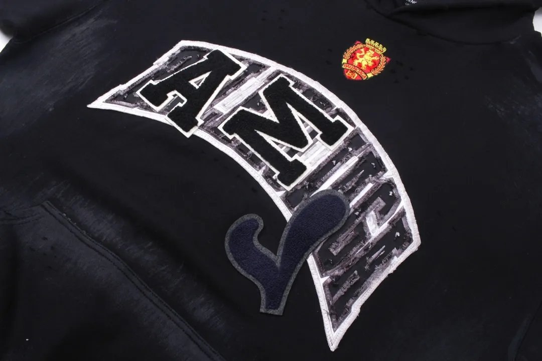 🅿️420 Detailed picture [Top version. Official website quality] BALENCI*GA/Paris co-branded Manchester United. 24 latest. Washed. Distressed. Worn. Inkjet-painted. Short-sleeved T-shirt # Embroidered seal. Heavy tattered. Top-notch board. Overweight craftsmanship. Welcome to compare. The fabric is made of Paris ZP custom-woven and dyed cotton sweatshirt. The weight is 450 grams. The cloth surface is clean. The cloth pattern is clear, soft and comfortable. The threads are dyed with no color difference. The front pattern embroidery is made with imported machine embroidery. The color of the chapter mark is the same. The embroidery and border are embroidered. The chapter mark is worn and distressed to match the brick cabinet. Ready-made clothes are washed and distressed. Painted with graffiti. The entire piece of clothing is restored with overweight craftsmanship. Jubie market produces pictures based on pictures. Welcome to compare. The version adopts OS loose shoulder design. Same style for men and women. Code: BL238061 Color: black, beige size: XS S M L