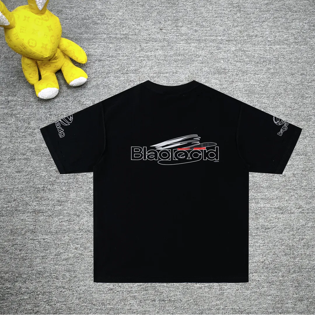 [New] Top tested version BALENCIAGA/Balenciaga 2024 SS AIGENERATED series new reverse stitched short-sleeved T-shirt ✅No.1 quality in the market Real ceiling quality ✅All original development pays attention to detail pictures to avoid mixed distribution of stolen pictures by merchants ✅Correct 260g custom-woven and dyed double yarn pure cotton fabric Custom-dyed threads have no color difference ✅Correctly imported material printing Dot direct injection process Letters are clear and three-dimensional, firm and do not fall off ✅Original reverse stitching production Worn and washed, black and gray cuff prints are different, overweight craftsmanship, the same as the original version, different market currency. Let me explain why mine is a little more expensive than others, 1. It seems to be a simple printing or embroidery, but it is not simple at all. 10000% imported machine restoration is not just a lip service. You are welcome to compare with peers. 2. Each model is produced by the company. The details of the workmanship and fabrics are consistent with the original ones. There is no color difference between the details and the counters. Reproduction is not terrible. Whoever is fake is embarrassed. It’s not shameful to make a replica, it’s shameful if you can’t buy the correct version if you make a replica. 3. Note that the threaded collars are all original collars of certain countries and regions, with high wrapping. The width of the neckline and cabinets are accurate to the millimeter. Thick necklines are not easy to deform. The collars of high-end products are all restored cabinets. They are different from the big collars in the world. Ordinary garbage short-sleeves are printed with a print. The clavicle of the upper body is exposed. Please be patient. Customers who have bought genuine products or have seen genuine products will come back to place orders again. This is quality. This is quality. 4. Different styles of washed wheat main wheat, including imported wheat, have different colors and codes. Really restore the counter. As we all know, Balenciaga has different English or different colors on the collar labels of each quarter. This distinguishes the fast food products with the same common main wheat washed wheat. 5. Pay attention to the workmanship. The stitching at the neckline has no folds, smooth and natural without overlapping lines, and truly restores this. This is something that many people cannot do. 6. The fabric is made of 260g Paris-specific double yarn. No one can make better fabrics than my family. There's really no way to compare it with the ordinary version on the market. Respect it. It's genuine and costs thousands of dollars anyway. Don't go for the quality of street stall products. 7. The workmanship is fully restored and the packaging is fully restored. The cost is huge. 8. I guarantee here that this is the highest quality you can find. Size: XS-S-M-L Color: Black Gray P:270