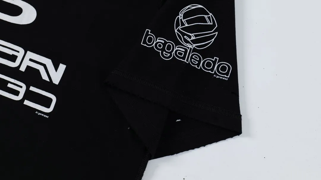 [New] Top tested version BALENCIAGA/Balenciaga 2024 SS AIGENERATED series new reverse stitched short-sleeved T-shirt ✅No.1 quality in the market Real ceiling quality ✅All original development pays attention to detail pictures to avoid mixed distribution of stolen pictures by merchants ✅Correct 260g custom-woven and dyed double yarn pure cotton fabric Custom-dyed threads have no color difference ✅Correctly imported material printing Dot direct injection process Letters are clear and three-dimensional, firm and do not fall off ✅Original reverse stitching production Worn and washed, black and gray cuff prints are different, overweight craftsmanship, the same as the original version, different market currency. Let me explain why mine is a little more expensive than others, 1. It seems to be a simple printing or embroidery, but it is not simple at all. 10000% imported machine restoration is not just a lip service. You are welcome to compare with peers. 2. Each model is produced by the company. The details of the workmanship and fabrics are consistent with the original ones. There is no color difference between the details and the counters. Reproduction is not terrible. Whoever is fake is embarrassed. It’s not shameful to make a replica, it’s shameful if you can’t buy the correct version if you make a replica. 3. Note that the threaded collars are all original collars of certain countries and regions, with high wrapping. The width of the neckline and cabinets are accurate to the millimeter. Thick necklines are not easy to deform. The collars of high-end products are all restored cabinets. They are different from the big collars in the world. Ordinary garbage short-sleeves are printed with a print. The clavicle of the upper body is exposed. Please be patient. Customers who have bought genuine products or have seen genuine products will come back to place orders again. This is quality. This is quality. 4. Different styles of washed wheat main wheat, including imported wheat, have different colors and codes. Really restore the counter. As we all know, Balenciaga has different English or different colors on the collar labels of each quarter. This distinguishes the fast food products with the same common main wheat washed wheat. 5. Pay attention to the workmanship. The stitching at the neckline has no folds, smooth and natural without overlapping lines, and truly restores this. This is something that many people cannot do. 6. The fabric is made of 260g Paris-specific double yarn. No one can make better fabrics than my family. There's really no way to compare it with the ordinary version on the market. Respect it. It's genuine and costs thousands of dollars anyway. Don't go for the quality of street stall products. 7. The workmanship is fully restored and the packaging is fully restored. The cost is huge. 8. I guarantee here that this is the highest quality you can find. Size: XS-S-M-L Color: Black Gray P:270