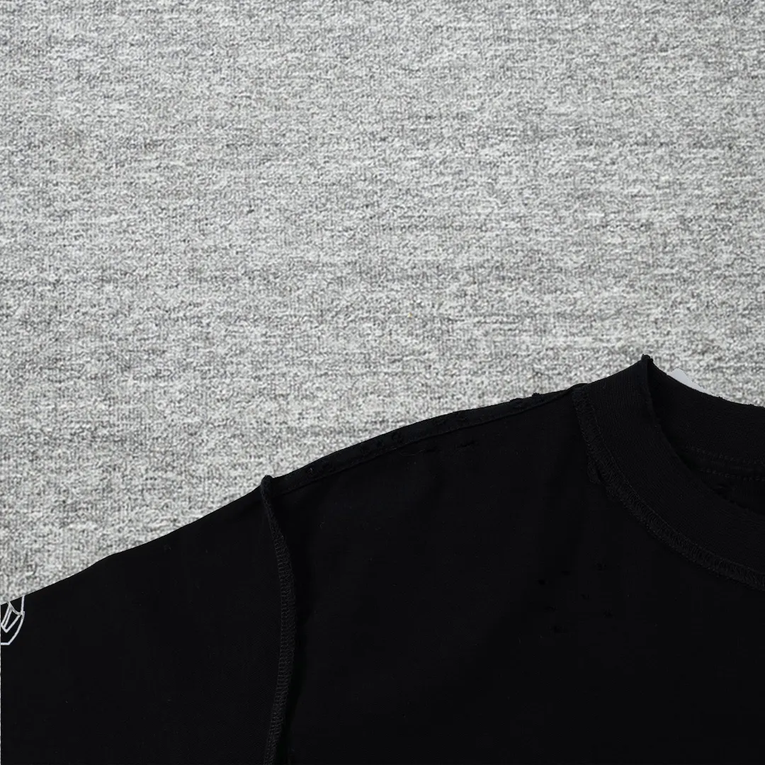 [New] Top tested version BALENCIAGA/Balenciaga 2024 SS AIGENERATED series new reverse stitched short-sleeved T-shirt ✅No.1 quality in the market Real ceiling quality ✅All original development pays attention to detail pictures to avoid mixed distribution of stolen pictures by merchants ✅Correct 260g custom-woven and dyed double yarn pure cotton fabric Custom-dyed threads have no color difference ✅Correctly imported material printing Dot direct injection process Letters are clear and three-dimensional, firm and do not fall off ✅Original reverse stitching production Worn and washed, black and gray cuff prints are different, overweight craftsmanship, the same as the original version, different market currency. Let me explain why mine is a little more expensive than others, 1. It seems to be a simple printing or embroidery, but it is not simple at all. 10000% imported machine restoration is not just a lip service. You are welcome to compare with peers. 2. Each model is produced by the company. The details of the workmanship and fabrics are consistent with the original ones. There is no color difference between the details and the counters. Reproduction is not terrible. Whoever is fake is embarrassed. It’s not shameful to make a replica, it’s shameful if you can’t buy the correct version if you make a replica. 3. Note that the threaded collars are all original collars of certain countries and regions, with high wrapping. The width of the neckline and cabinets are accurate to the millimeter. Thick necklines are not easy to deform. The collars of high-end products are all restored cabinets. They are different from the big collars in the world. Ordinary garbage short-sleeves are printed with a print. The clavicle of the upper body is exposed. Please be patient. Customers who have bought genuine products or have seen genuine products will come back to place orders again. This is quality. This is quality. 4. Different styles of washed wheat main wheat, including imported wheat, have different colors and codes. Really restore the counter. As we all know, Balenciaga has different English or different colors on the collar labels of each quarter. This distinguishes the fast food products with the same common main wheat washed wheat. 5. Pay attention to the workmanship. The stitching at the neckline has no folds, smooth and natural without overlapping lines, and truly restores this. This is something that many people cannot do. 6. The fabric is made of 260g Paris-specific double yarn. No one can make better fabrics than my family. There's really no way to compare it with the ordinary version on the market. Respect it. It's genuine and costs thousands of dollars anyway. Don't go for the quality of street stall products. 7. The workmanship is fully restored and the packaging is fully restored. The cost is huge. 8. I guarantee here that this is the highest quality you can find. Size: XS-S-M-L Color: Black Gray P:270