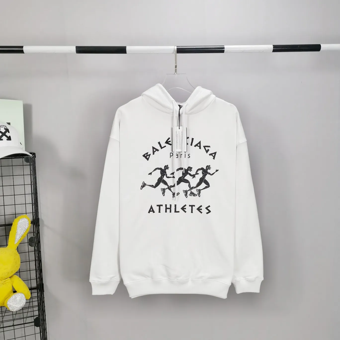 The top tested version of Balenciaga BALENCIAGA running men's running marathon pure cotton loose loose men's and women's couple's same style autumn and winter hoodie hooded sweatshirt. The printing uses imported glue, high covering screen technology, high printing accuracy and no tooth edges. Neat, refreshing, and clear texture. The fabric is made of 480g combed cotton fabric, which is full of drape! Color: Black White Dark Blue Size: XS-L P:450