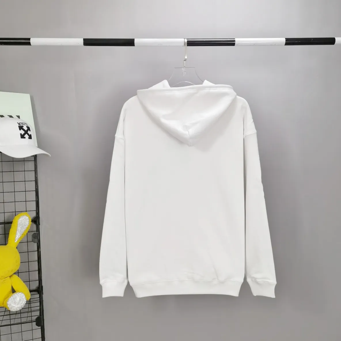 The top tested version of Balenciaga BALENCIAGA running men's running marathon pure cotton loose loose men's and women's couple's same style autumn and winter hoodie hooded sweatshirt. The printing uses imported glue, high covering screen technology, high printing accuracy and no tooth edges. Neat, refreshing, and clear texture. The fabric is made of 480g combed cotton fabric, which is full of drape! Color: Black White Dark Blue Size: XS-L P:450