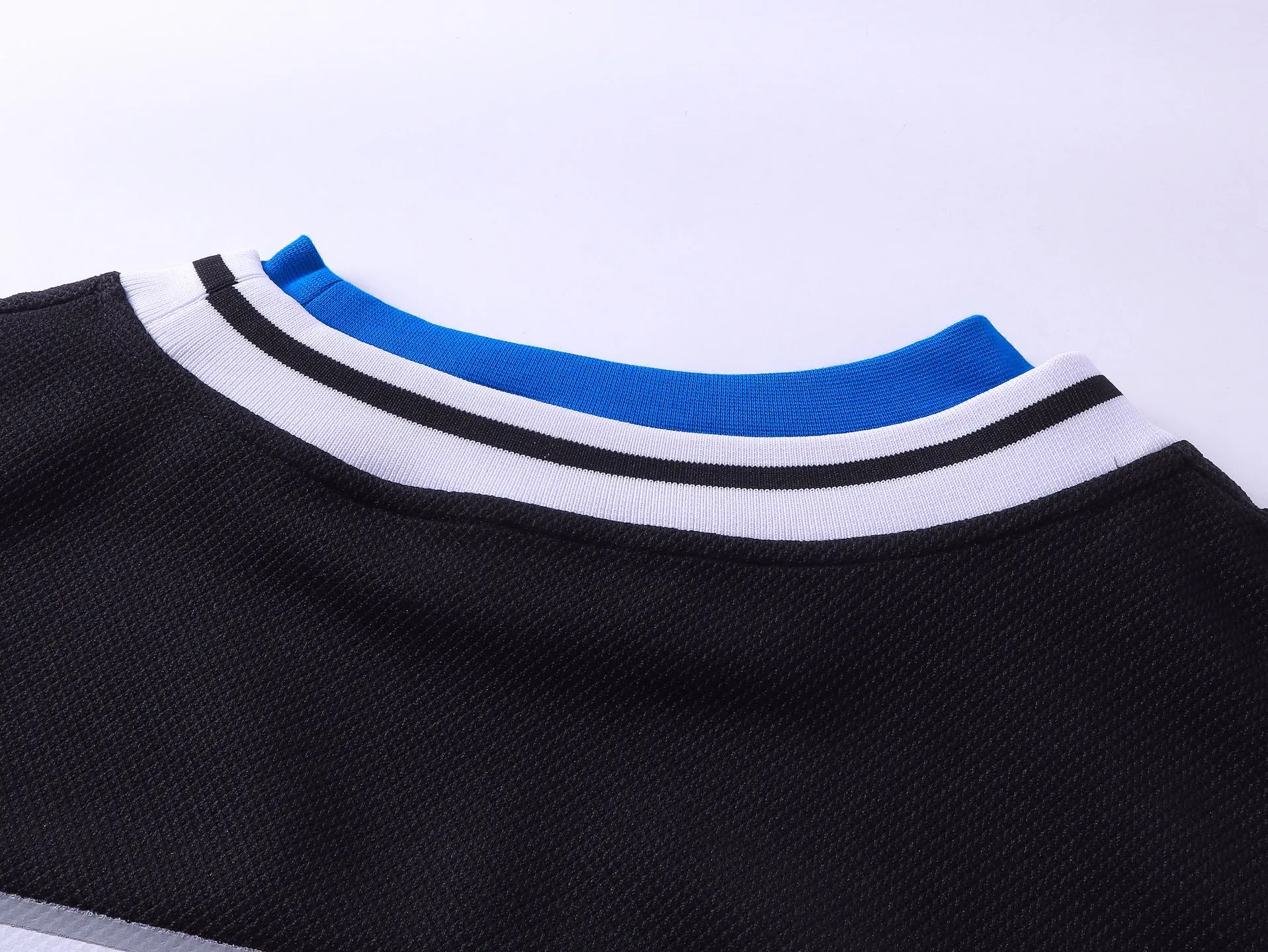 🅿️280 real photos [Top version. Official website quality] BALENCI*GA/Paris.SS25 latest basketball uniform fake 3-piece set of embroidered printed long-sleeved T-shirt. The vest is made of mesh. The front embroidery uses Tajima computer embroidery machine to patch embroidery and print, and the back piece is printed. Extra heavy craftsmanship. Brick cabinets are synchronized. Genuine products are developed at the first time. The fabric is made of Paris ZP custom-woven and dyed cotton double yarn. The weight is 260 grams, the cloth surface is clean, the cloth pattern is clear, soft and comfortable, and the vest is made of mesh. The threads are dyed with no color difference. The printing uses environmentally friendly imported materials, the letters are clear and the effect is three-dimensional. The version adopts OS loose shoulder design. Same style for men and women. Code: BL255089 Color: Cailan, red Size: XS S M L