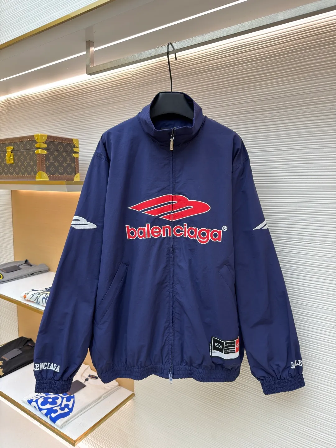 Balenciaga letter logo printed long-sleeved stand-collar jacket ●Original version: purchased and developed at 18499 ●Item number: 1682505-B90 ●Fabric: technical quick-drying fabric ●Technology: printing production ●Color: blue ●Version: loose fit ●Weight: about 625 grams ●Size: S-M-L-XL ●Description: This Balenciaga black jacket is made of high-density nylon taffeta fabric. The fabric is first treated with water-repellent treatment, and a nano-scale waterproof membrane is formed on the surface. It is both windproof and lightweight. It is also pre-shrunk, making the garment less likely to shrink and deform. The brand logo and pattern on the body of the garment are 3D silicone hot stamping process. It is made of environmentally friendly silicone material with high elasticity and folding resistance. It is formed by hot pressing at 180°C high temperature and high pressure. The pattern and fabric are firmly combined, not easy to fall off and have a three-dimensional matte texture. The woven label on the side adopts computerized jacquard woven label technology, with a color fastness of above level 4, and the edges are heat-sealed to prevent stripping. The zipper is a custom-made metal matte zipper with wear-resistant electroplating treatment on the teeth. The ribbed edges of the collar and hem have built-in spandex elastic yarn. The splicing of the body is made of overlock seams. The stitches are evenly spaced and the seams are flat. The entire body is ironed and shaped by hand to perfectly present the brand's iconic oversize loose fit. The overall wiring is straight and delicate, the fabric is comfortable and soft, and the color is consistent without color difference. It can be matched with the same style to create a fashionable look and control various occasions. Customized accessories, complete with three standards, same style for men and women!