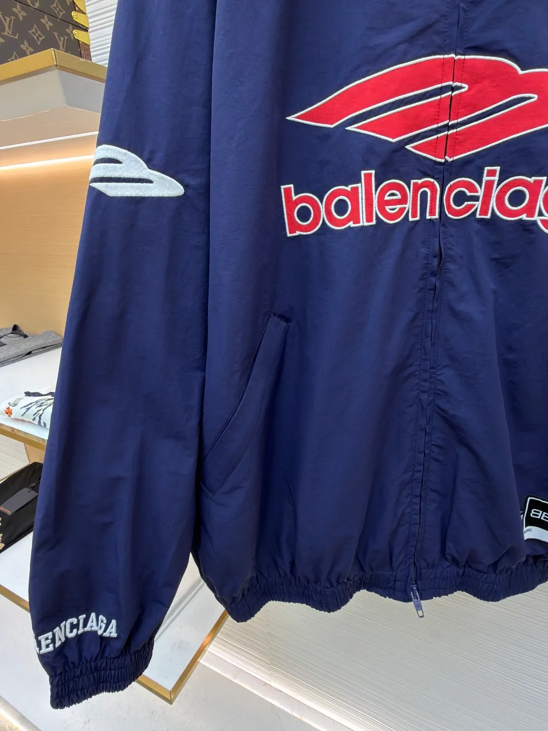 Balenciaga letter logo printed long-sleeved stand-collar jacket ●Original version: purchased and developed at 18499 ●Item number: 1682505-B90 ●Fabric: technical quick-drying fabric ●Technology: printing production ●Color: blue ●Version: loose fit ●Weight: about 625 grams ●Size: S-M-L-XL ●Description: This Balenciaga black jacket is made of high-density nylon taffeta fabric. The fabric is first treated with water-repellent treatment, and a nano-scale waterproof membrane is formed on the surface. It is both windproof and lightweight. It is also pre-shrunk, making the garment less likely to shrink and deform. The brand logo and pattern on the body of the garment are 3D silicone hot stamping process. It is made of environmentally friendly silicone material with high elasticity and folding resistance. It is formed by hot pressing at 180°C high temperature and high pressure. The pattern and fabric are firmly combined, not easy to fall off and have a three-dimensional matte texture. The woven label on the side adopts computerized jacquard woven label technology, with a color fastness of above level 4, and the edges are heat-sealed to prevent stripping. The zipper is a custom-made metal matte zipper with wear-resistant electroplating treatment on the teeth. The ribbed edges of the collar and hem have built-in spandex elastic yarn. The splicing of the body is made of overlock seams. The stitches are evenly spaced and the seams are flat. The entire body is ironed and shaped by hand to perfectly present the brand's iconic oversize loose fit. The overall wiring is straight and delicate, the fabric is comfortable and soft, and the color is consistent without color difference. It can be matched with the same style to create a fashionable look and control various occasions. Customized accessories, complete with three standards, same style for men and women!