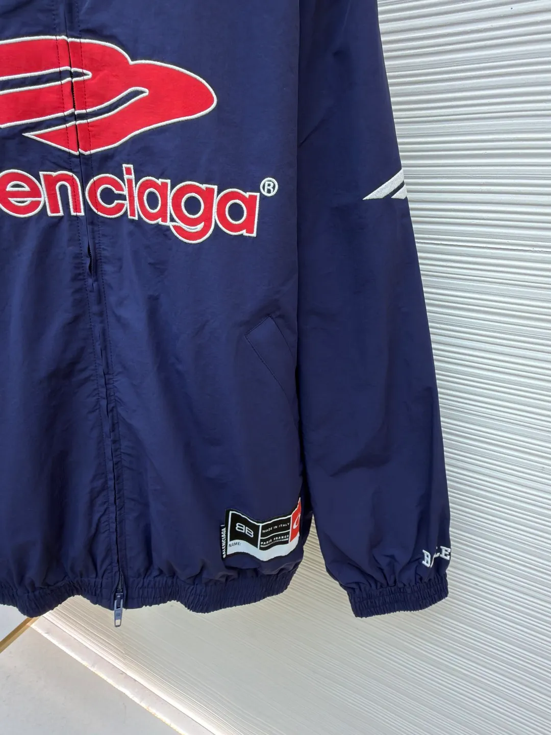 Balenciaga letter logo printed long-sleeved stand-collar jacket ●Original version: purchased and developed at 18499 ●Item number: 1682505-B90 ●Fabric: technical quick-drying fabric ●Technology: printing production ●Color: blue ●Version: loose fit ●Weight: about 625 grams ●Size: S-M-L-XL ●Description: This Balenciaga black jacket is made of high-density nylon taffeta fabric. The fabric is first treated with water-repellent treatment, and a nano-scale waterproof membrane is formed on the surface. It is both windproof and lightweight. It is also pre-shrunk, making the garment less likely to shrink and deform. The brand logo and pattern on the body of the garment are 3D silicone hot stamping process. It is made of environmentally friendly silicone material with high elasticity and folding resistance. It is formed by hot pressing at 180°C high temperature and high pressure. The pattern and fabric are firmly combined, not easy to fall off and have a three-dimensional matte texture. The woven label on the side adopts computerized jacquard woven label technology, with a color fastness of above level 4, and the edges are heat-sealed to prevent stripping. The zipper is a custom-made metal matte zipper with wear-resistant electroplating treatment on the teeth. The ribbed edges of the collar and hem have built-in spandex elastic yarn. The splicing of the body is made of overlock seams. The stitches are evenly spaced and the seams are flat. The entire body is ironed and shaped by hand to perfectly present the brand's iconic oversize loose fit. The overall wiring is straight and delicate, the fabric is comfortable and soft, and the color is consistent without color difference. It can be matched with the same style to create a fashionable look and control various occasions. Customized accessories, complete with three standards, same style for men and women!