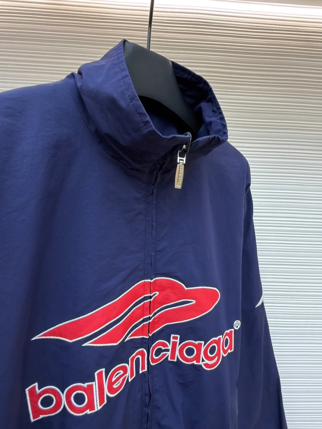 Balenciaga letter logo printed long-sleeved stand-collar jacket ●Original version: purchased and developed at 18499 ●Item number: 1682505-B90 ●Fabric: technical quick-drying fabric ●Technology: printing production ●Color: blue ●Version: loose fit ●Weight: about 625 grams ●Size: S-M-L-XL ●Description: This Balenciaga black jacket is made of high-density nylon taffeta fabric. The fabric is first treated with water-repellent treatment, and a nano-scale waterproof membrane is formed on the surface. It is both windproof and lightweight. It is also pre-shrunk, making the garment less likely to shrink and deform. The brand logo and pattern on the body of the garment are 3D silicone hot stamping process. It is made of environmentally friendly silicone material with high elasticity and folding resistance. It is formed by hot pressing at 180°C high temperature and high pressure. The pattern and fabric are firmly combined, not easy to fall off and have a three-dimensional matte texture. The woven label on the side adopts computerized jacquard woven label technology, with a color fastness of above level 4, and the edges are heat-sealed to prevent stripping. The zipper is a custom-made metal matte zipper with wear-resistant electroplating treatment on the teeth. The ribbed edges of the collar and hem have built-in spandex elastic yarn. The splicing of the body is made of overlock seams. The stitches are evenly spaced and the seams are flat. The entire body is ironed and shaped by hand to perfectly present the brand's iconic oversize loose fit. The overall wiring is straight and delicate, the fabric is comfortable and soft, and the color is consistent without color difference. It can be matched with the same style to create a fashionable look and control various occasions. Customized accessories, complete with three standards, same style for men and women!