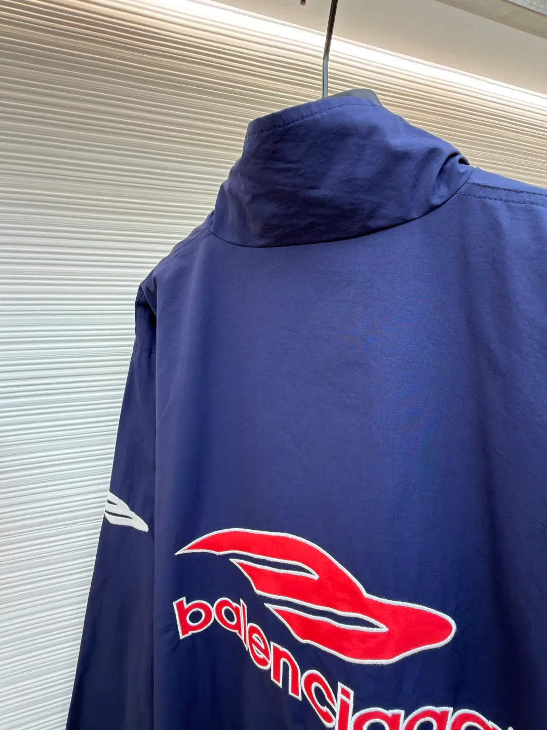 Balenciaga letter logo printed long-sleeved stand-collar jacket ●Original version: purchased and developed at 18499 ●Item number: 1682505-B90 ●Fabric: technical quick-drying fabric ●Technology: printing production ●Color: blue ●Version: loose fit ●Weight: about 625 grams ●Size: S-M-L-XL ●Description: This Balenciaga black jacket is made of high-density nylon taffeta fabric. The fabric is first treated with water-repellent treatment, and a nano-scale waterproof membrane is formed on the surface. It is both windproof and lightweight. It is also pre-shrunk, making the garment less likely to shrink and deform. The brand logo and pattern on the body of the garment are 3D silicone hot stamping process. It is made of environmentally friendly silicone material with high elasticity and folding resistance. It is formed by hot pressing at 180°C high temperature and high pressure. The pattern and fabric are firmly combined, not easy to fall off and have a three-dimensional matte texture. The woven label on the side adopts computerized jacquard woven label technology, with a color fastness of above level 4, and the edges are heat-sealed to prevent stripping. The zipper is a custom-made metal matte zipper with wear-resistant electroplating treatment on the teeth. The ribbed edges of the collar and hem have built-in spandex elastic yarn. The splicing of the body is made of overlock seams. The stitches are evenly spaced and the seams are flat. The entire body is ironed and shaped by hand to perfectly present the brand's iconic oversize loose fit. The overall wiring is straight and delicate, the fabric is comfortable and soft, and the color is consistent without color difference. It can be matched with the same style to create a fashionable look and control various occasions. Customized accessories, complete with three standards, same style for men and women!