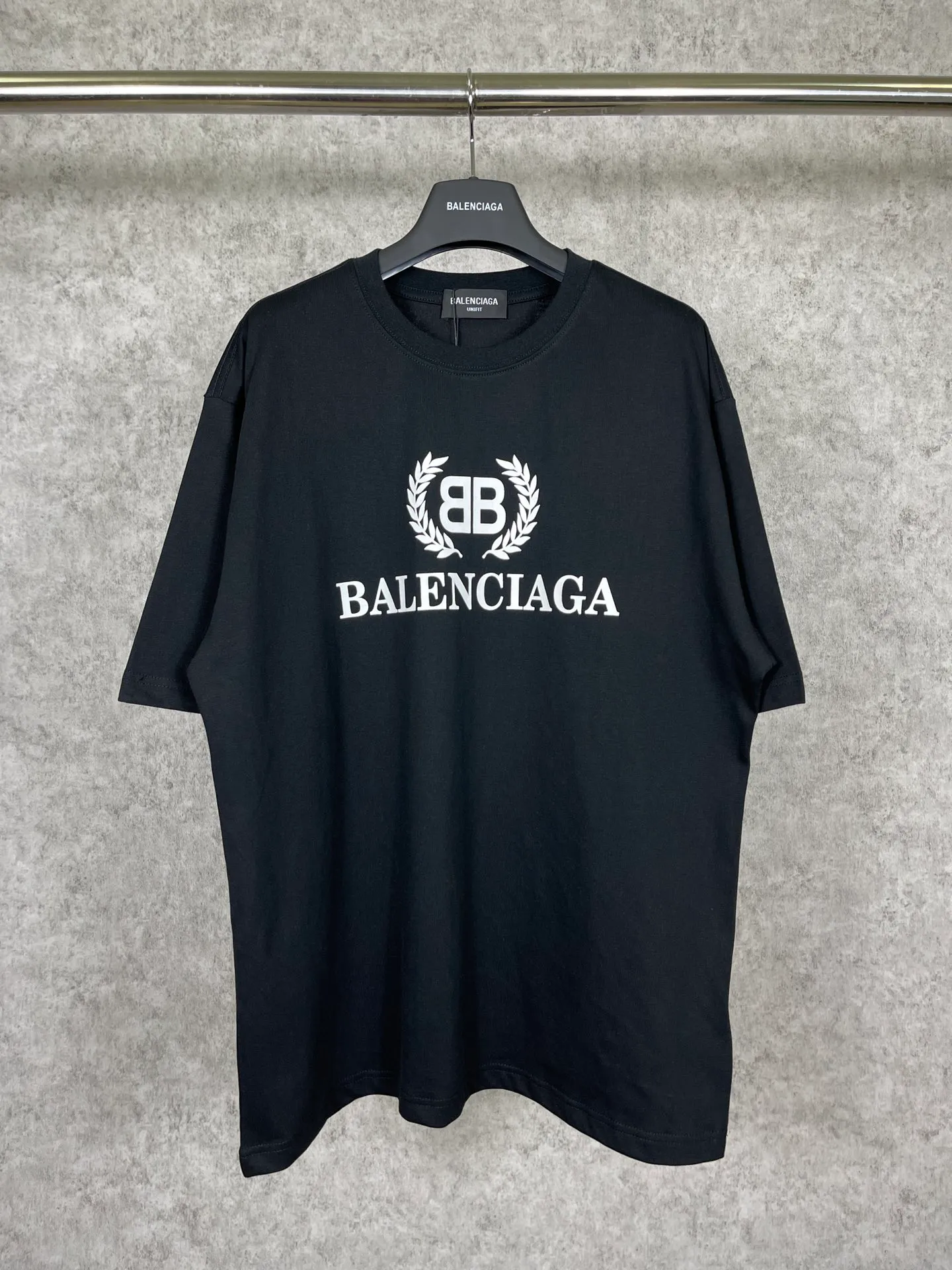 🅿️180 real photos [Top version. Official website quality] BALENCI*GA/Paris. Wheat ear printed short-sleeved T-shirt. Brick cabinet synchronization. The fabric is made of Paris ZP custom-woven and dyed 100% cotton double yarn compact cotton. The weight is 260 grams, the cloth surface is clean. The cloth pattern is clear, soft and comfortable. The threads are dyed with no color difference. The classic pattern is printed with environmentally friendly imported materials, straight crack glue and precision printing screen. The letters are clear and the effect is three-dimensional, restoring the brick cabinet. It is not the same as the market currency, welcome to compare. The version adopts OS loose shoulder design. Same style for men and women. Code: BL223080 Color: black, white, khaki Size: XS to L