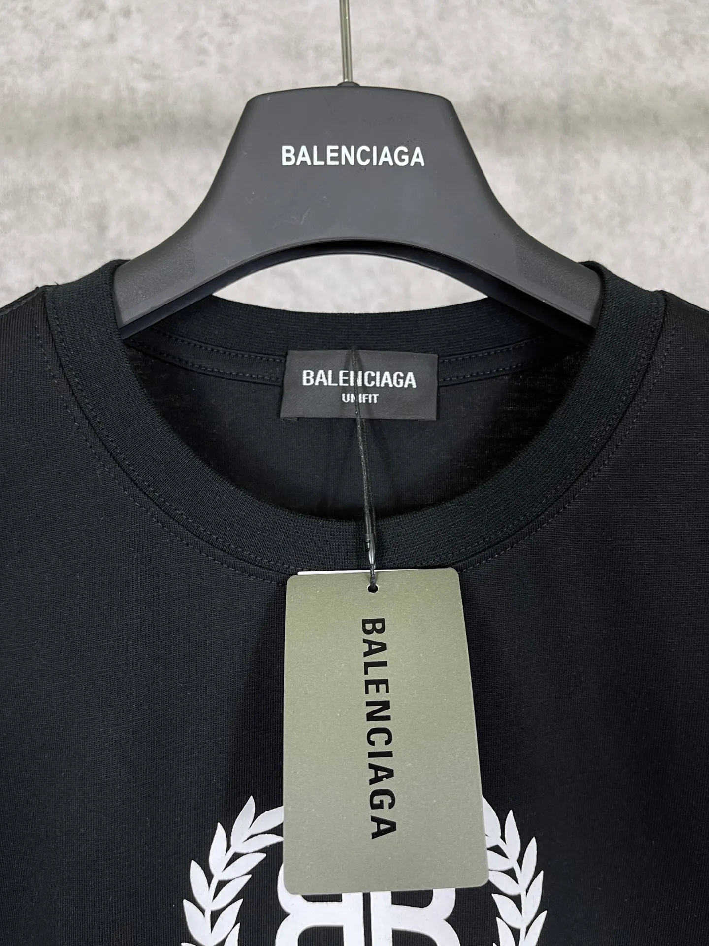 🅿️180 real photos [Top version. Official website quality] BALENCI*GA/Paris. Wheat ear printed short-sleeved T-shirt. Brick cabinet synchronization. The fabric is made of Paris ZP custom-woven and dyed 100% cotton double yarn compact cotton. The weight is 260 grams, the cloth surface is clean. The cloth pattern is clear, soft and comfortable. The threads are dyed with no color difference. The classic pattern is printed with environmentally friendly imported materials, straight crack glue and precision printing screen. The letters are clear and the effect is three-dimensional, restoring the brick cabinet. It is not the same as the market currency, welcome to compare. The version adopts OS loose shoulder design. Same style for men and women. Code: BL223080 Color: black, white, khaki Size: XS to L