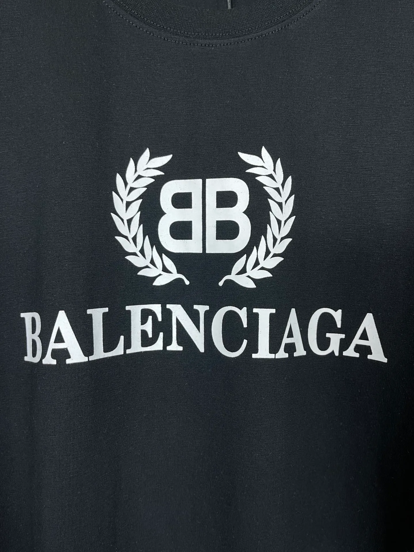 🅿️180 real photos [Top version. Official website quality] BALENCI*GA/Paris. Wheat ear printed short-sleeved T-shirt. Brick cabinet synchronization. The fabric is made of Paris ZP custom-woven and dyed 100% cotton double yarn compact cotton. The weight is 260 grams, the cloth surface is clean. The cloth pattern is clear, soft and comfortable. The threads are dyed with no color difference. The classic pattern is printed with environmentally friendly imported materials, straight crack glue and precision printing screen. The letters are clear and the effect is three-dimensional, restoring the brick cabinet. It is not the same as the market currency, welcome to compare. The version adopts OS loose shoulder design. Same style for men and women. Code: BL223080 Color: black, white, khaki Size: XS to L