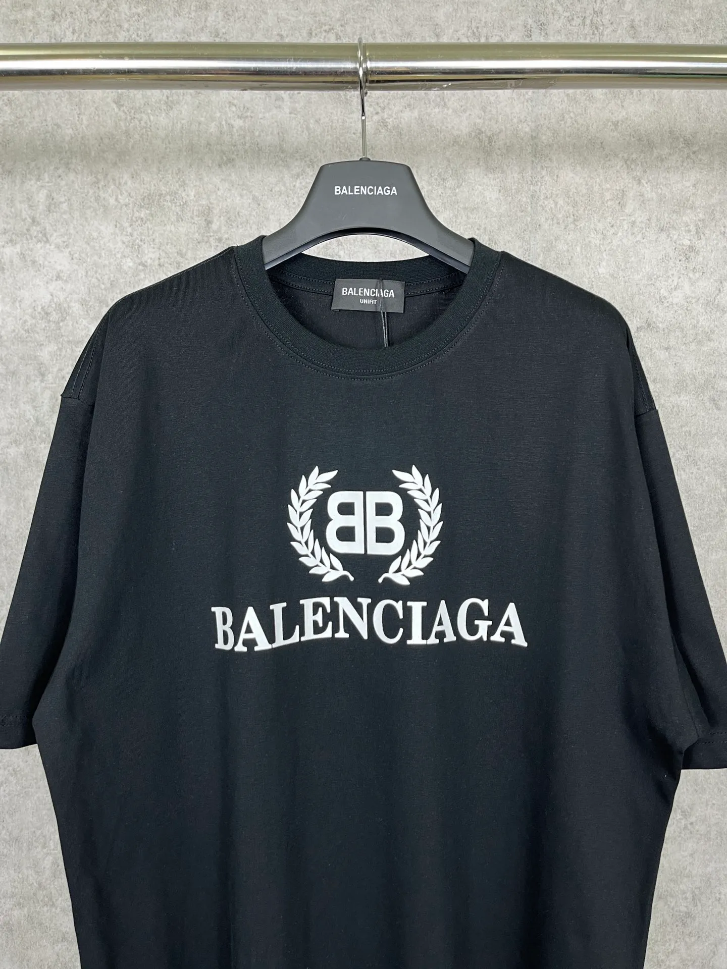 🅿️180 real photos [Top version. Official website quality] BALENCI*GA/Paris. Wheat ear printed short-sleeved T-shirt. Brick cabinet synchronization. The fabric is made of Paris ZP custom-woven and dyed 100% cotton double yarn compact cotton. The weight is 260 grams, the cloth surface is clean. The cloth pattern is clear, soft and comfortable. The threads are dyed with no color difference. The classic pattern is printed with environmentally friendly imported materials, straight crack glue and precision printing screen. The letters are clear and the effect is three-dimensional, restoring the brick cabinet. It is not the same as the market currency, welcome to compare. The version adopts OS loose shoulder design. Same style for men and women. Code: BL223080 Color: black, white, khaki Size: XS to L