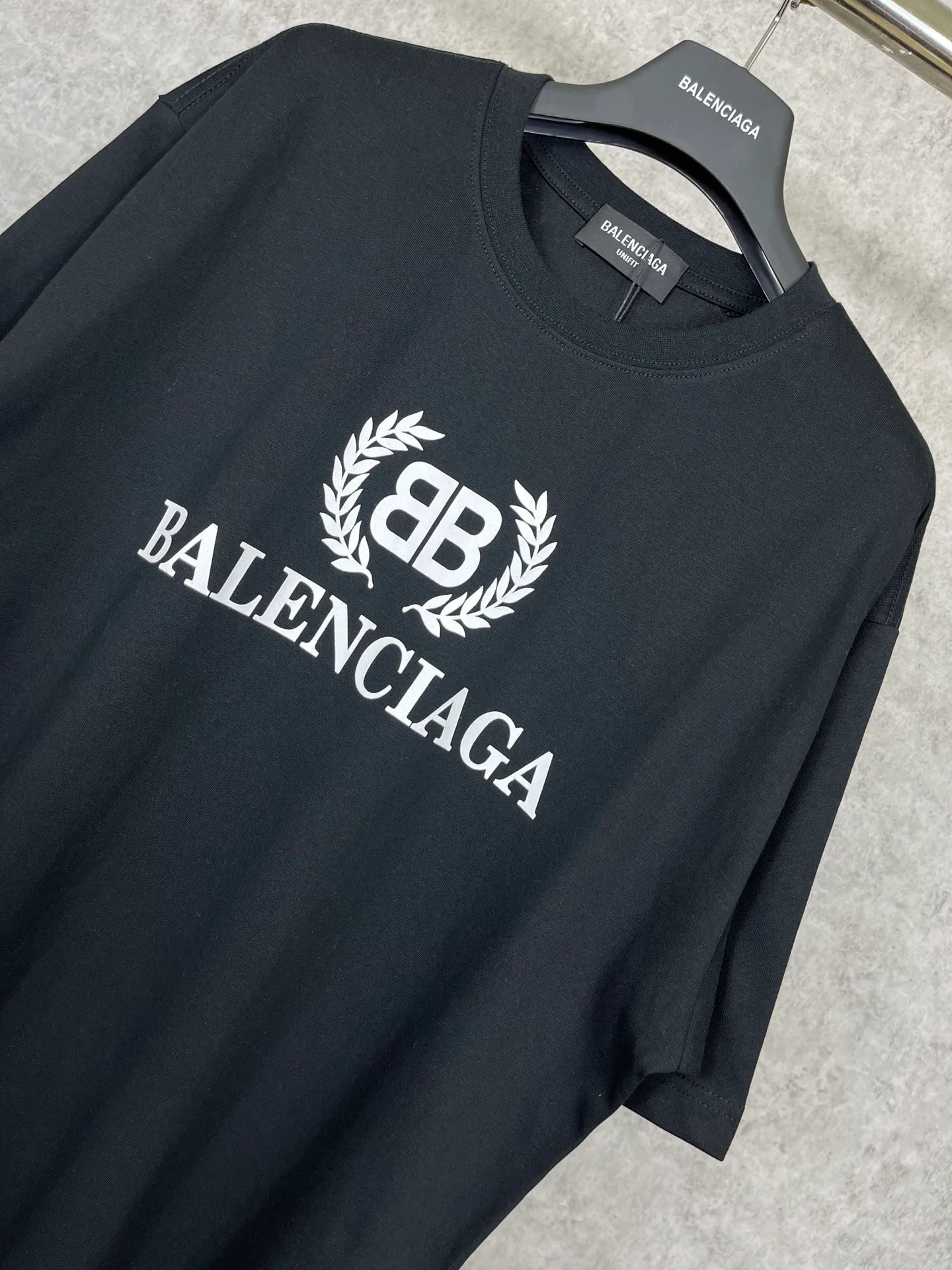 🅿️180 real photos [Top version. Official website quality] BALENCI*GA/Paris. Wheat ear printed short-sleeved T-shirt. Brick cabinet synchronization. The fabric is made of Paris ZP custom-woven and dyed 100% cotton double yarn compact cotton. The weight is 260 grams, the cloth surface is clean. The cloth pattern is clear, soft and comfortable. The threads are dyed with no color difference. The classic pattern is printed with environmentally friendly imported materials, straight crack glue and precision printing screen. The letters are clear and the effect is three-dimensional, restoring the brick cabinet. It is not the same as the market currency, welcome to compare. The version adopts OS loose shoulder design. Same style for men and women. Code: BL223080 Color: black, white, khaki Size: XS to L
