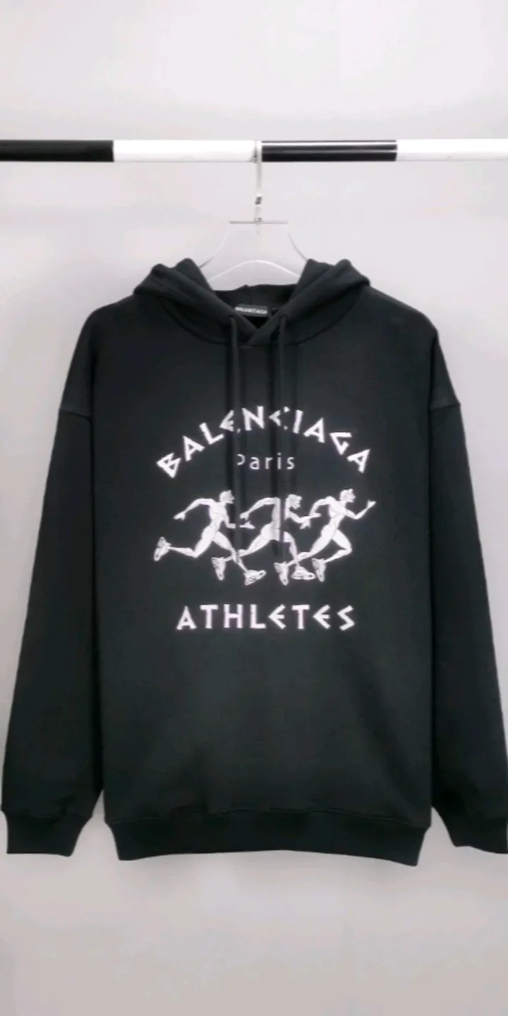 Real shot of the video - the top tested version of Balenciaga BALENCIAGA men's running marathon pure cotton loose loose men's and women's couple's autumn and winter hooded sweatshirt. The printing uses imported glue, high-coverage screen technology, high printing accuracy and no tooth edges. Neat, refreshing, and clear texture. The fabric is made of 480g combed cotton fabric, which is full of drape! Color: Black White Dark Blue Size: XS-L P:450