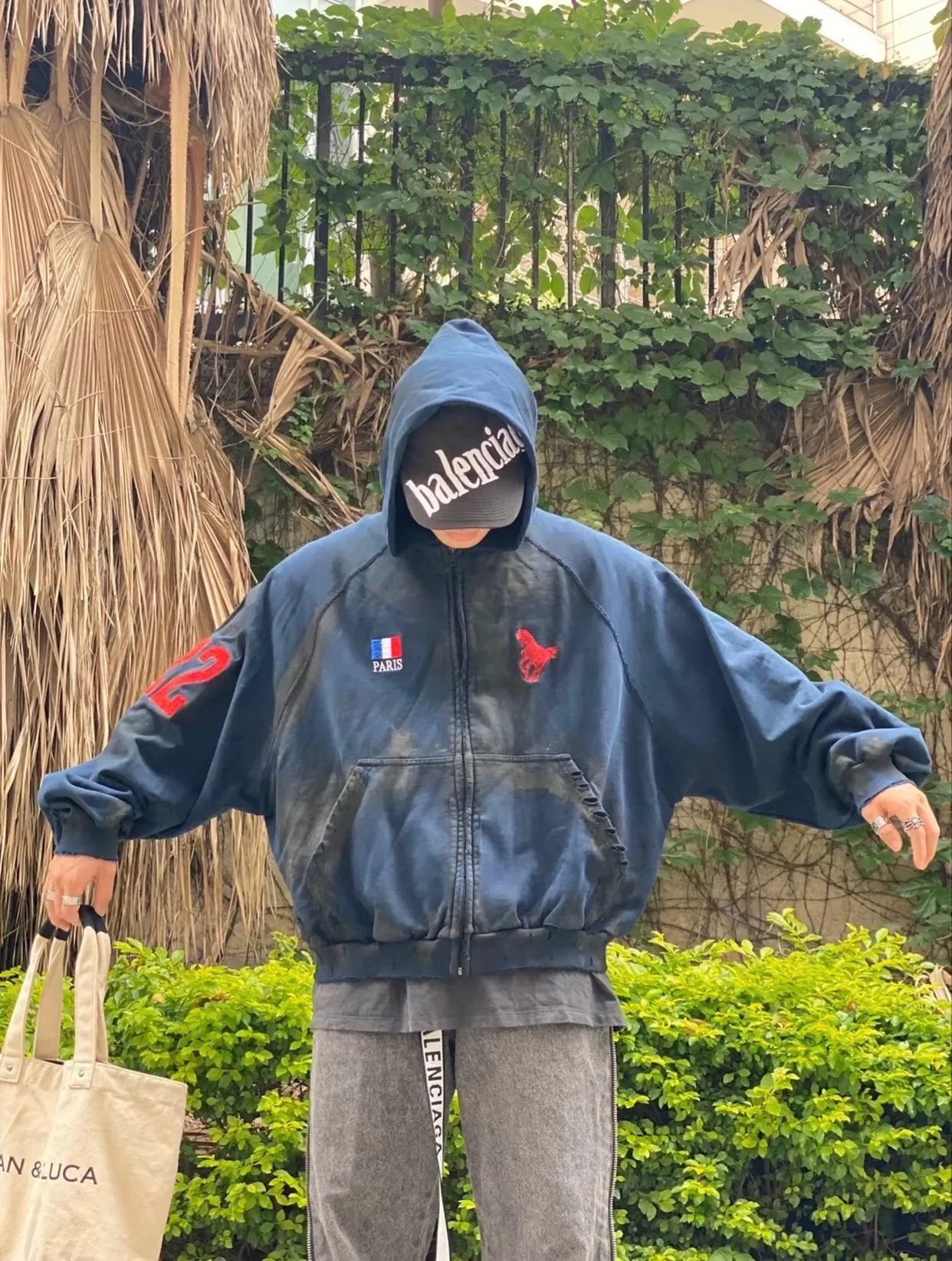 ♻️💯Upper body reference model picture❤️Top tested version Balenciaga Paris co-branded Lauren Raff mustang war horse embroidered flag muddy old dirty zipper cardigan sweatshirt #Custom-woven Paris fabric 480g. The zipper is matched with a custom logo. Imported Tajima machines are used to embroider large-area heavy-duty high-density embroidery effects to make the embroidery more three-dimensional. The back is printed with imported glue. The ready-made garments are hand-ground and irregularly applied with mud to create a mud effect. Each piece of clothing needs to be coated three times, with an hour's interval between each coat to allow the coating to dry completely to ensure that the printing will not stick together. Exclusive and high quality due to heavy work and time consuming labor.   Color: Dark Blue Size: XS-L P:510