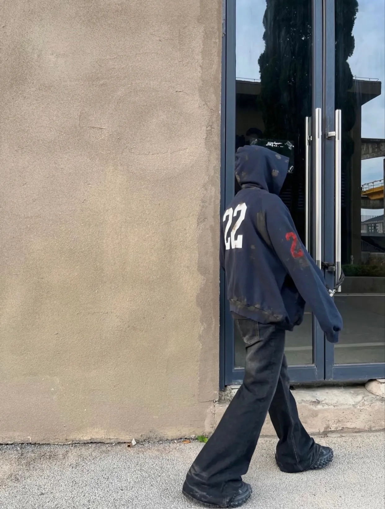 ♻️💯Upper body reference model picture❤️Top tested version Balenciaga Paris co-branded Lauren Raff mustang war horse embroidered flag muddy old dirty zipper cardigan sweatshirt #Custom-woven Paris fabric 480g. The zipper is matched with a custom logo. Imported Tajima machines are used to embroider large-area heavy-duty high-density embroidery effects to make the embroidery more three-dimensional. The back is printed with imported glue. The ready-made garments are hand-ground and irregularly applied with mud to create a mud effect. Each piece of clothing needs to be coated three times, with an hour's interval between each coat to allow the coating to dry completely to ensure that the printing will not stick together. Exclusive and high quality due to heavy work and time consuming labor.   Color: Dark Blue Size: XS-L P:510