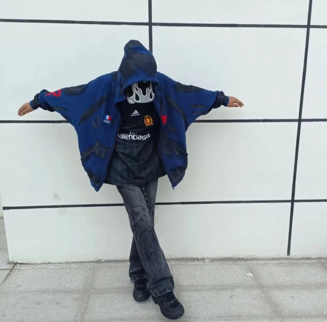 ♻️💯Upper body reference model picture❤️Top tested version Balenciaga Paris co-branded Lauren Raff mustang war horse embroidered flag muddy old dirty zipper cardigan sweatshirt #Custom-woven Paris fabric 480g. The zipper is matched with a custom logo. Imported Tajima machines are used to embroider large-area heavy-duty high-density embroidery effects to make the embroidery more three-dimensional. The back is printed with imported glue. The ready-made garments are hand-ground and irregularly applied with mud to create a mud effect. Each piece of clothing needs to be coated three times, with an hour's interval between each coat to allow the coating to dry completely to ensure that the printing will not stick together. Exclusive and high quality due to heavy work and time consuming labor.   Color: Dark Blue Size: XS-L P:510