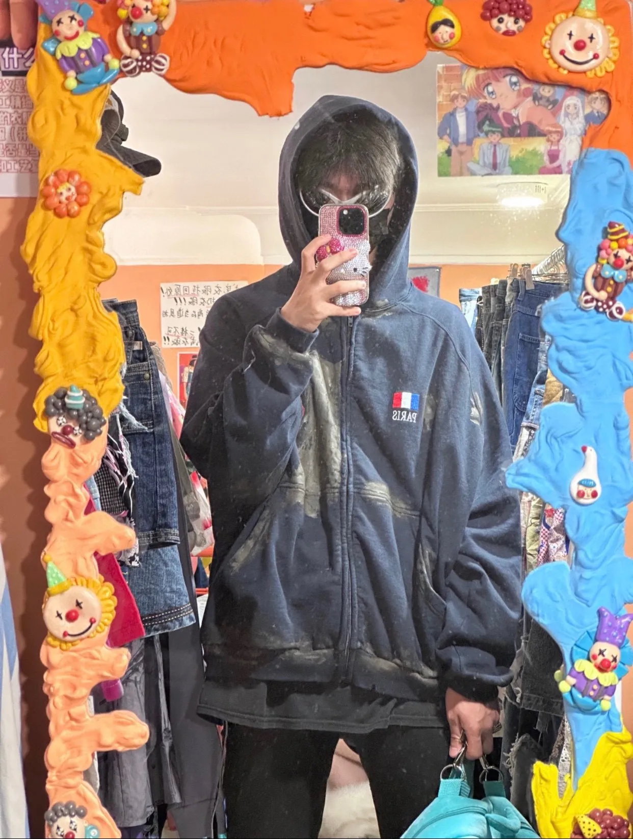 ♻️💯Upper body reference model picture❤️Top tested version Balenciaga Paris co-branded Lauren Raff mustang war horse embroidered flag muddy old dirty zipper cardigan sweatshirt #Custom-woven Paris fabric 480g. The zipper is matched with a custom logo. Imported Tajima machines are used to embroider large-area heavy-duty high-density embroidery effects to make the embroidery more three-dimensional. The back is printed with imported glue. The ready-made garments are hand-ground and irregularly applied with mud to create a mud effect. Each piece of clothing needs to be coated three times, with an hour's interval between each coat to allow the coating to dry completely to ensure that the printing will not stick together. Exclusive and high quality due to heavy work and time consuming labor.   Color: Dark Blue Size: XS-L P:510