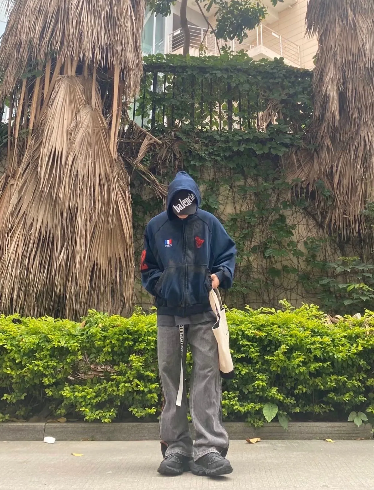 ♻️💯Upper body reference model picture❤️Top tested version Balenciaga Paris co-branded Lauren Raff mustang war horse embroidered flag muddy old dirty zipper cardigan sweatshirt #Custom-woven Paris fabric 480g. The zipper is matched with a custom logo. Imported Tajima machines are used to embroider large-area heavy-duty high-density embroidery effects to make the embroidery more three-dimensional. The back is printed with imported glue. The ready-made garments are hand-ground and irregularly applied with mud to create a mud effect. Each piece of clothing needs to be coated three times, with an hour's interval between each coat to allow the coating to dry completely to ensure that the printing will not stick together. Exclusive and high quality due to heavy work and time consuming labor.   Color: Dark Blue Size: XS-L P:510