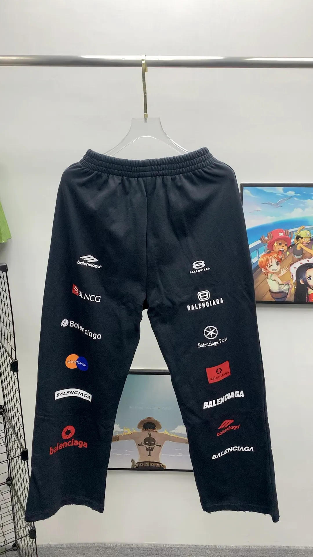 Real shot video on the back - Top tested version [BALENCIAGA] Balenciaga 24FW new multi-logo printed ripped sweatpants - The fabric is made of Paris ZP custom-woven and dyed cotton terry fabric, weight 400 grams, clean cloth surface, clear cloth pattern, soft and comfortable, good color fastness, not easy to change color -It adopts custom weaving and dyeing without color difference, and the printing adopts digital direct printing and Kangli printing. The garment is old and worn, with ultra-high craftsmanship. The version adopts loose OS silhouette design. COLOR: black, off-white, SIZE: S M L P: 396