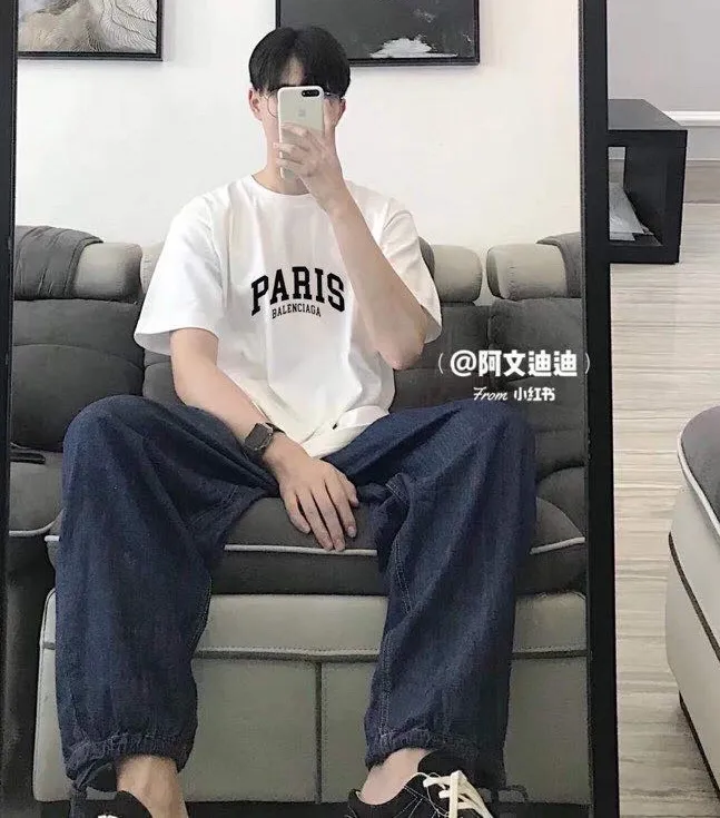 ♻️💯Refer to the model picture for the upper body❤️Balenciaga PARIS print on the chest, the same style pure cotton short-sleeved T-shirt for male and female couples stars. The fabric is made of 32S 260g combed cotton fabric, which is full of drape, comfortable and breathable. The printing is made of imported thick paste from the printing elliptical machine. It is full of thickness and restores the original printing thickness. The overall printing has no edging. Large products come with three standards + size sticker + dustproof paper with logo. Size: Xs-L. Color: White, Black, Pink. P: 240.