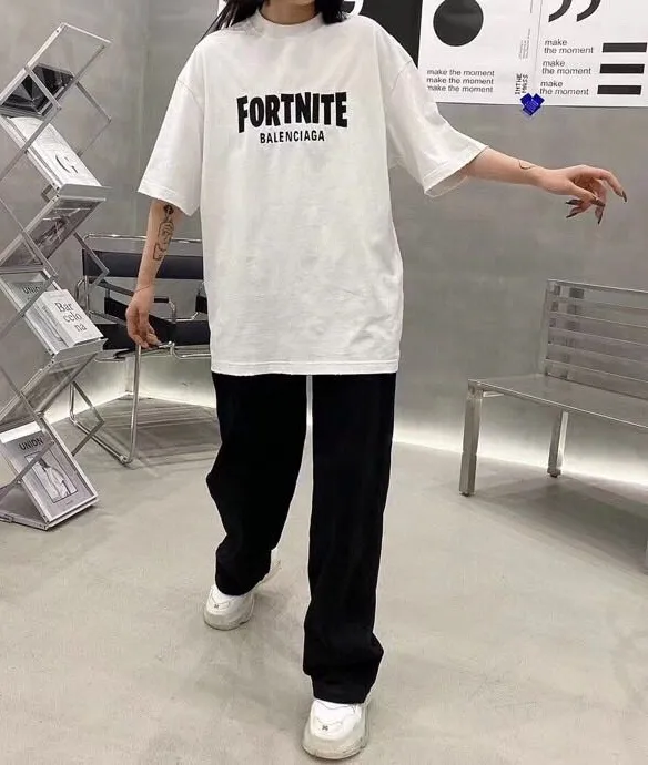 ♻️💯Refer to the model picture for the upper body❤️Balenciaga PARIS print on the chest, the same style pure cotton short-sleeved T-shirt for male and female couples stars. The fabric is made of 32S 260g combed cotton fabric, which is full of drape, comfortable and breathable. The printing is made of imported thick paste from the printing elliptical machine. It is full of thickness and restores the original printing thickness. The overall printing has no edging. Large products come with three standards + size sticker + dustproof paper with logo. Size: Xs-L. Color: White, Black, Pink. P: 240.