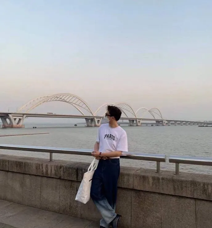 ♻️💯Refer to the model picture for the upper body❤️Balenciaga PARIS print on the chest, the same style pure cotton short-sleeved T-shirt for male and female couples stars. The fabric is made of 32S 260g combed cotton fabric, which is full of drape, comfortable and breathable. The printing is made of imported thick paste from the printing elliptical machine. It is full of thickness and restores the original printing thickness. The overall printing has no edging. Large products come with three standards + size sticker + dustproof paper with logo. Size: Xs-L. Color: White, Black, Pink. P: 240.