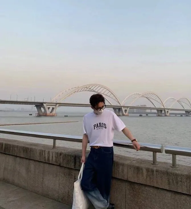 ♻️💯Refer to the model picture for the upper body❤️Balenciaga PARIS print on the chest, the same style pure cotton short-sleeved T-shirt for male and female couples stars. The fabric is made of 32S 260g combed cotton fabric, which is full of drape, comfortable and breathable. The printing is made of imported thick paste from the printing elliptical machine. It is full of thickness and restores the original printing thickness. The overall printing has no edging. Large products come with three standards + size sticker + dustproof paper with logo. Size: Xs-L. Color: White, Black, Pink. P: 240.