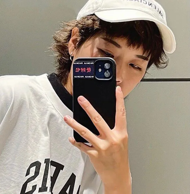 ♻️💯Refer to the model picture for the upper body❤️Balenciaga PARIS print on the chest, the same style pure cotton short-sleeved T-shirt for male and female couples stars. The fabric is made of 32S 260g combed cotton fabric, which is full of drape, comfortable and breathable. The printing is made of imported thick paste from the printing elliptical machine. It is full of thickness and restores the original printing thickness. The overall printing has no edging. Large products come with three standards + size sticker + dustproof paper with logo. Size: Xs-L. Color: White, Black, Pink. P: 240.