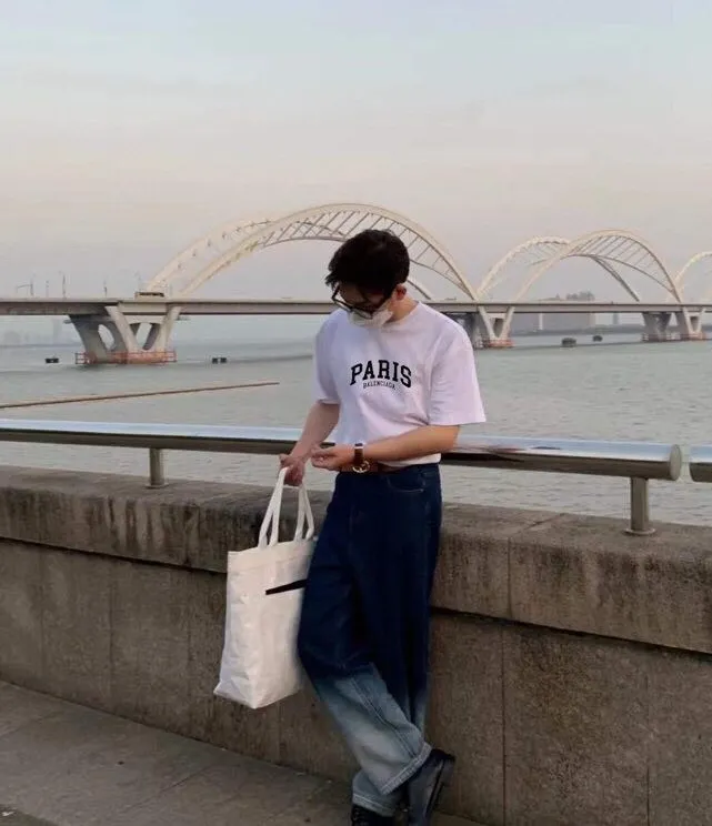 ♻️💯Refer to the model picture for the upper body❤️Balenciaga PARIS print on the chest, the same style pure cotton short-sleeved T-shirt for male and female couples stars. The fabric is made of 32S 260g combed cotton fabric, which is full of drape, comfortable and breathable. The printing is made of imported thick paste from the printing elliptical machine. It is full of thickness and restores the original printing thickness. The overall printing has no edging. Large products come with three standards + size sticker + dustproof paper with logo. Size: Xs-L. Color: White, Black, Pink. P: 240.