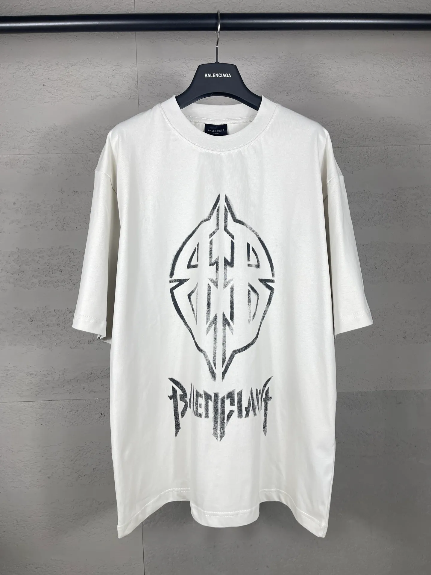 🅿️200 pictures [Top version. Official website quality] BALENCI*GA/Paris. 24SS latest rock double B direct spray. Hand-painted graffiti worn distressed short-sleeved T-shirt, all pattern details color Y-board customization, hand-painted graffiti worn over heavy craftsmanship. Brick cabinets are synchronized. Genuine products are developed at the first time, and you can print and compare! The fabric is made of Paris ZP custom-woven and dyed cotton double yarn. Weighing 260 grams, the cloth surface is clean. The cloth pattern is clear, soft and comfortable. The threads are dyed with no color difference. The printing uses environmentally friendly imported materials and self-inking direct injection, with clear letters and three-dimensional effect. The entire garment is washed and distressed. The version adopts OS loose shoulder design. Same style for men and women. Code: BL223387 Color: dark purple, off-white Size: XS S M L