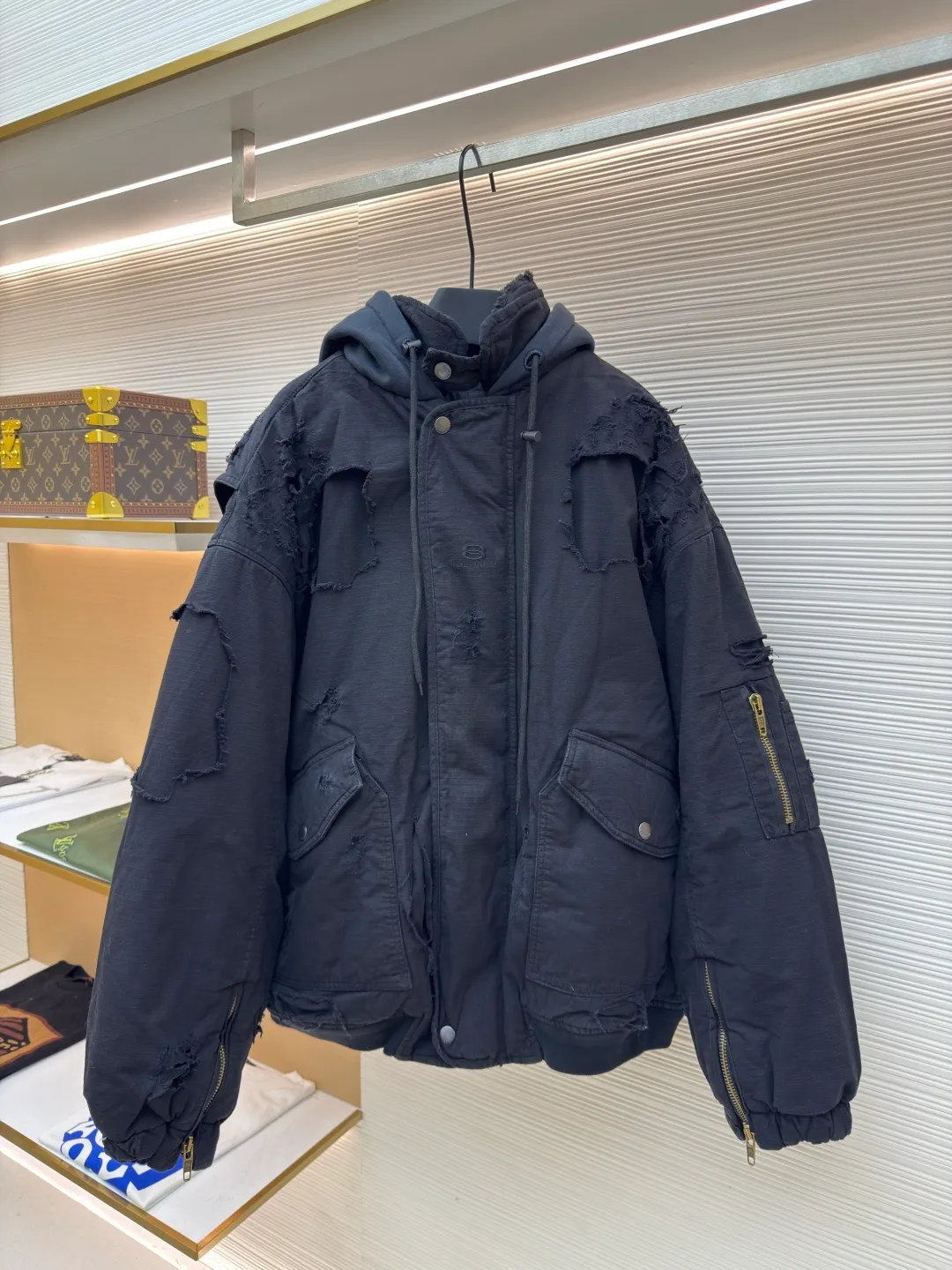 Balenciaga heavy-duty erosion-washed cotton bomber jacket ●Authentic product: 29250 purchase and development ●Item number: 1680206-D90 ●Fabrics: cotton fabric ●Technology: Heavy-duty erosion production ●Version: Loose version ●Weight: about 2230 grams ●Size: 1-2-3 ●Description: A real Paris graduation-level item that many people want. It combines all the design elements of Paris. Shape, destruction, erosion, frayed, washed. The wasteland style Dirtyfit is the pioneering work. It is also a mountain that cannot be climbed in Denma's design career in Paris. Needless to say, the upper body effect is the upper body that the top brands are competing for. We should be the exclusive operator of this upper body clothing. Countless merchants have copied our version. There are really too many customers and friends asking for replenishment, but because the process is too complicated, they are really unwilling to do it. Replenishing this year is also a dream come true for everyone. The craftsmanship and fabrics are too long, which will be explained in detail later in the production process. All processes are developed exactly as they are. We started replenishing the stock in autumn and started custom-dying the fabrics until now. The overall wiring is straight and delicate, the fabric is comfortable and soft, and the color is consistent without color difference. It can be matched with the same style to create a fashionable look and control various occasions. Customized accessories, complete with three standards, same style for men and women!
