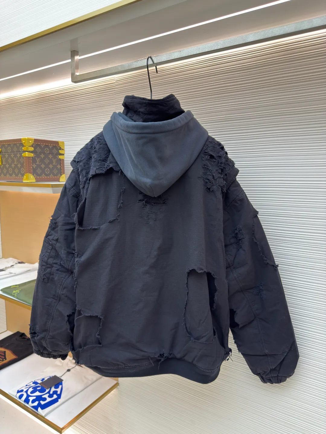 Balenciaga heavy-duty erosion-washed cotton bomber jacket ●Authentic product: 29250 purchase and development ●Item number: 1680206-D90 ●Fabrics: cotton fabric ●Technology: Heavy-duty erosion production ●Version: Loose version ●Weight: about 2230 grams ●Size: 1-2-3 ●Description: A real Paris graduation-level item that many people want. It combines all the design elements of Paris. Shape, destruction, erosion, frayed, washed. The wasteland style Dirtyfit is the pioneering work. It is also a mountain that cannot be climbed in Denma's design career in Paris. Needless to say, the upper body effect is the upper body that the top brands are competing for. We should be the exclusive operator of this upper body clothing. Countless merchants have copied our version. There are really too many customers and friends asking for replenishment, but because the process is too complicated, they are really unwilling to do it. Replenishing this year is also a dream come true for everyone. The craftsmanship and fabrics are too long, which will be explained in detail later in the production process. All processes are developed exactly as they are. We started replenishing the stock in autumn and started custom-dying the fabrics until now. The overall wiring is straight and delicate, the fabric is comfortable and soft, and the color is consistent without color difference. It can be matched with the same style to create a fashionable look and control various occasions. Customized accessories, complete with three standards, same style for men and women!