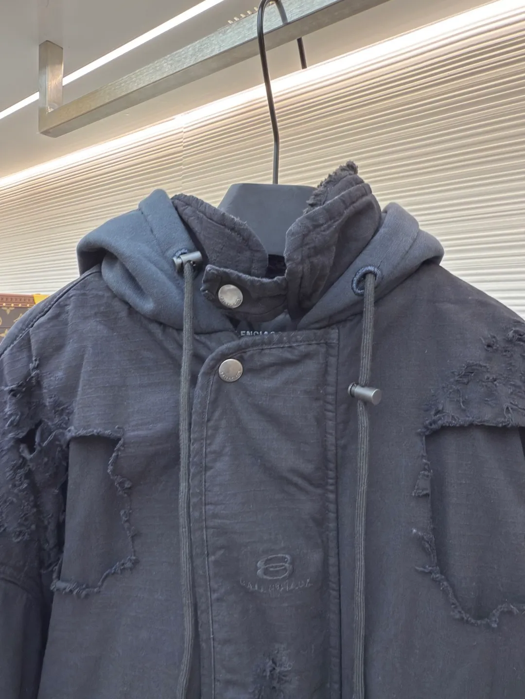 Balenciaga heavy-duty erosion-washed cotton bomber jacket ●Authentic product: 29250 purchase and development ●Item number: 1680206-D90 ●Fabrics: cotton fabric ●Technology: Heavy-duty erosion production ●Version: Loose version ●Weight: about 2230 grams ●Size: 1-2-3 ●Description: A real Paris graduation-level item that many people want. It combines all the design elements of Paris. Shape, destruction, erosion, frayed, washed. The wasteland style Dirtyfit is the pioneering work. It is also a mountain that cannot be climbed in Denma's design career in Paris. Needless to say, the upper body effect is the upper body that the top brands are competing for. We should be the exclusive operator of this upper body clothing. Countless merchants have copied our version. There are really too many customers and friends asking for replenishment, but because the process is too complicated, they are really unwilling to do it. Replenishing this year is also a dream come true for everyone. The craftsmanship and fabrics are too long, which will be explained in detail later in the production process. All processes are developed exactly as they are. We started replenishing the stock in autumn and started custom-dying the fabrics until now. The overall wiring is straight and delicate, the fabric is comfortable and soft, and the color is consistent without color difference. It can be matched with the same style to create a fashionable look and control various occasions. Customized accessories, complete with three standards, same style for men and women!