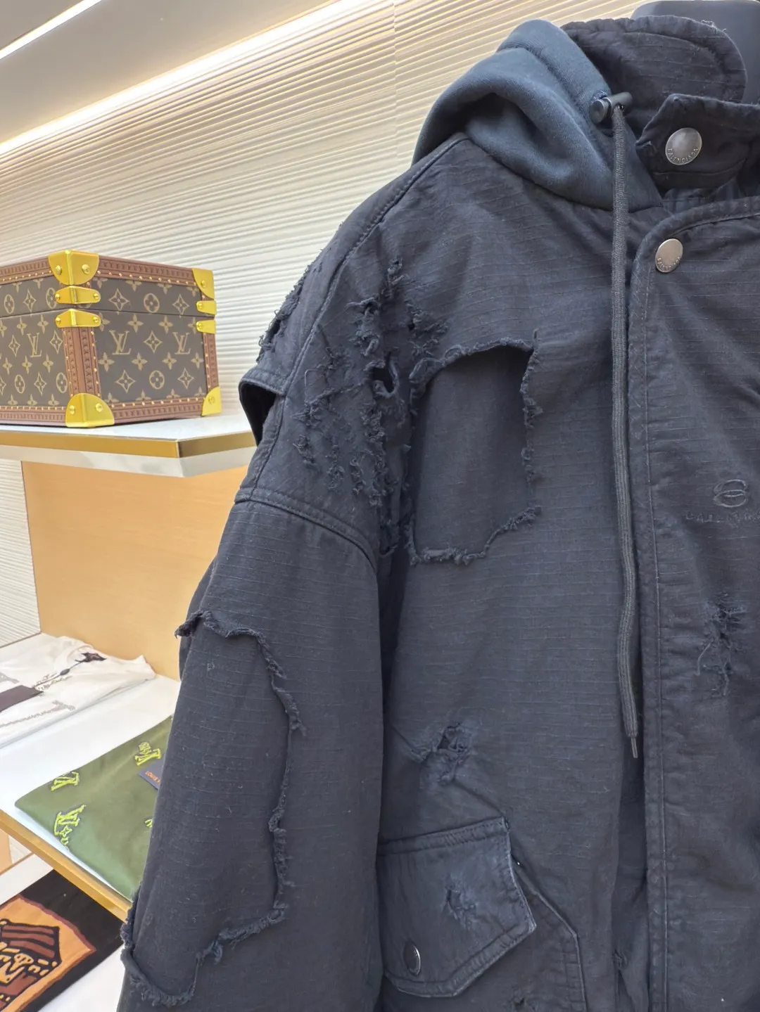 Balenciaga heavy-duty erosion-washed cotton bomber jacket ●Authentic product: 29250 purchase and development ●Item number: 1680206-D90 ●Fabrics: cotton fabric ●Technology: Heavy-duty erosion production ●Version: Loose version ●Weight: about 2230 grams ●Size: 1-2-3 ●Description: A real Paris graduation-level item that many people want. It combines all the design elements of Paris. Shape, destruction, erosion, frayed, washed. The wasteland style Dirtyfit is the pioneering work. It is also a mountain that cannot be climbed in Denma's design career in Paris. Needless to say, the upper body effect is the upper body that the top brands are competing for. We should be the exclusive operator of this upper body clothing. Countless merchants have copied our version. There are really too many customers and friends asking for replenishment, but because the process is too complicated, they are really unwilling to do it. Replenishing this year is also a dream come true for everyone. The craftsmanship and fabrics are too long, which will be explained in detail later in the production process. All processes are developed exactly as they are. We started replenishing the stock in autumn and started custom-dying the fabrics until now. The overall wiring is straight and delicate, the fabric is comfortable and soft, and the color is consistent without color difference. It can be matched with the same style to create a fashionable look and control various occasions. Customized accessories, complete with three standards, same style for men and women!