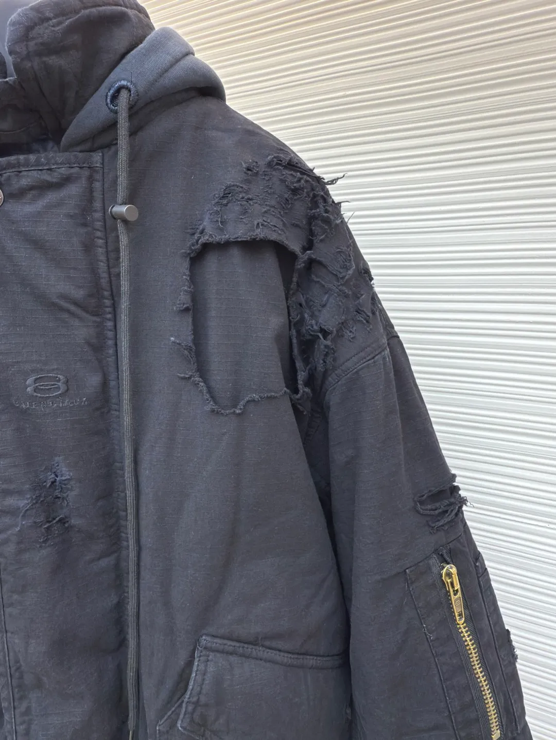 Balenciaga heavy-duty erosion-washed cotton bomber jacket ●Authentic product: 29250 purchase and development ●Item number: 1680206-D90 ●Fabrics: cotton fabric ●Technology: Heavy-duty erosion production ●Version: Loose version ●Weight: about 2230 grams ●Size: 1-2-3 ●Description: A real Paris graduation-level item that many people want. It combines all the design elements of Paris. Shape, destruction, erosion, frayed, washed. The wasteland style Dirtyfit is the pioneering work. It is also a mountain that cannot be climbed in Denma's design career in Paris. Needless to say, the upper body effect is the upper body that the top brands are competing for. We should be the exclusive operator of this upper body clothing. Countless merchants have copied our version. There are really too many customers and friends asking for replenishment, but because the process is too complicated, they are really unwilling to do it. Replenishing this year is also a dream come true for everyone. The craftsmanship and fabrics are too long, which will be explained in detail later in the production process. All processes are developed exactly as they are. We started replenishing the stock in autumn and started custom-dying the fabrics until now. The overall wiring is straight and delicate, the fabric is comfortable and soft, and the color is consistent without color difference. It can be matched with the same style to create a fashionable look and control various occasions. Customized accessories, complete with three standards, same style for men and women!
