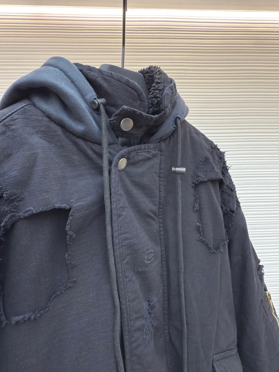 Balenciaga heavy-duty erosion-washed cotton bomber jacket ●Authentic product: 29250 purchase and development ●Item number: 1680206-D90 ●Fabrics: cotton fabric ●Technology: Heavy-duty erosion production ●Version: Loose version ●Weight: about 2230 grams ●Size: 1-2-3 ●Description: A real Paris graduation-level item that many people want. It combines all the design elements of Paris. Shape, destruction, erosion, frayed, washed. The wasteland style Dirtyfit is the pioneering work. It is also a mountain that cannot be climbed in Denma's design career in Paris. Needless to say, the upper body effect is the upper body that the top brands are competing for. We should be the exclusive operator of this upper body clothing. Countless merchants have copied our version. There are really too many customers and friends asking for replenishment, but because the process is too complicated, they are really unwilling to do it. Replenishing this year is also a dream come true for everyone. The craftsmanship and fabrics are too long, which will be explained in detail later in the production process. All processes are developed exactly as they are. We started replenishing the stock in autumn and started custom-dying the fabrics until now. The overall wiring is straight and delicate, the fabric is comfortable and soft, and the color is consistent without color difference. It can be matched with the same style to create a fashionable look and control various occasions. Customized accessories, complete with three standards, same style for men and women!