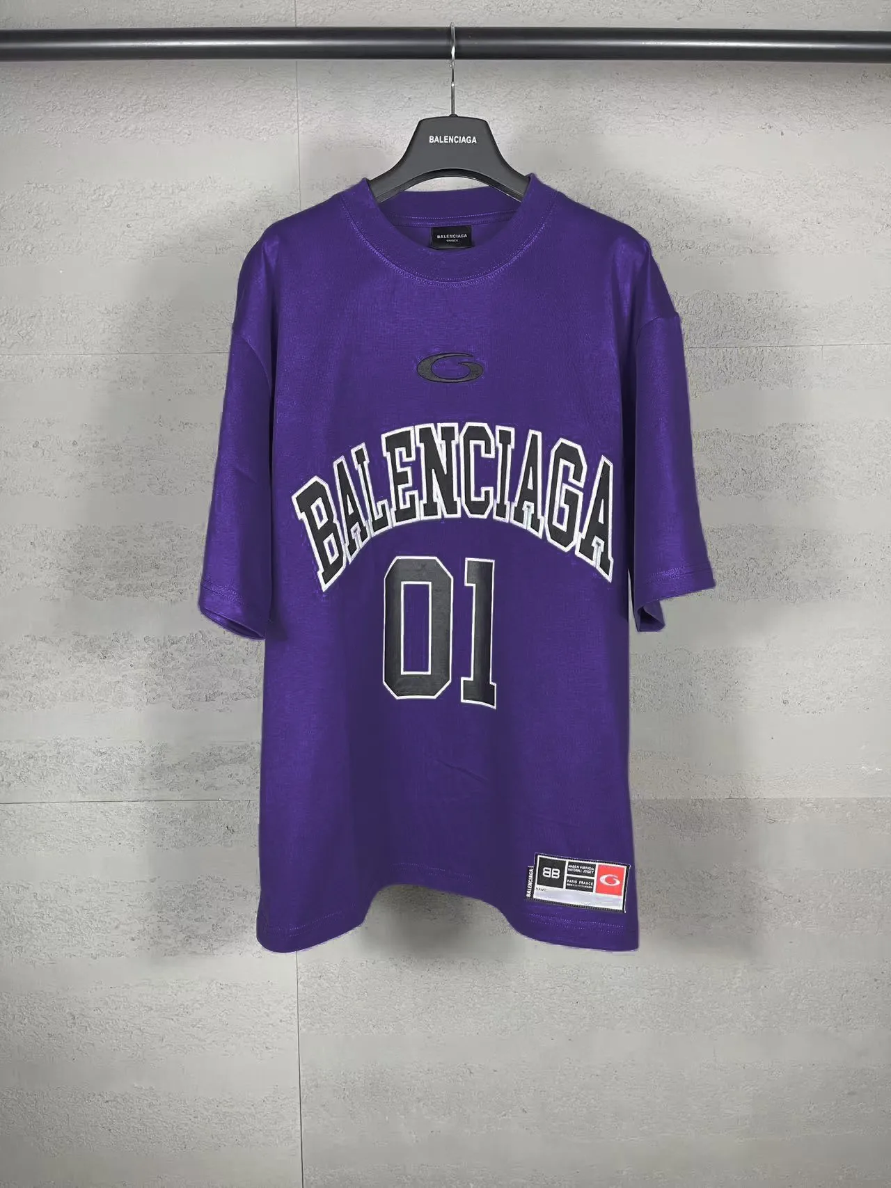 🅿️210 Actual pictures [Top version. Official website quality] BALENCI*GA/Paris.SS25 latest basketball uniform embroidered printed long-sleeved T-shirt. The front embroidery is embroidered and printed using a Tajima computer embroidery machine, the lower left corner is stamped, and the back piece is printed. Brick cabinets are synchronized. Genuine products are developed at the first time. The fabric is made of Paris ZP custom-woven and dyed cotton double yarn. Weighing 260 grams, the cloth surface is clean. The cloth pattern is clear, soft and comfortable. The threads are dyed with no color difference. The printing uses environmentally friendly imported materials, the letters are clear and the effect is three-dimensional. The version adopts OS loose shoulder design. Same style for men and women. Code: BL253626 Color: black, white, orchid, purple, yellow, green. Size: XS S M L
