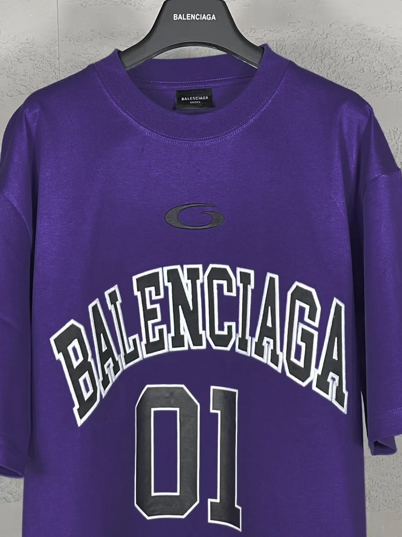 🅿️210 Actual pictures [Top version. Official website quality] BALENCI*GA/Paris.SS25 latest basketball uniform embroidered printed long-sleeved T-shirt. The front embroidery is embroidered and printed using a Tajima computer embroidery machine, the lower left corner is stamped, and the back piece is printed. Brick cabinets are synchronized. Genuine products are developed at the first time. The fabric is made of Paris ZP custom-woven and dyed cotton double yarn. Weighing 260 grams, the cloth surface is clean. The cloth pattern is clear, soft and comfortable. The threads are dyed with no color difference. The printing uses environmentally friendly imported materials, the letters are clear and the effect is three-dimensional. The version adopts OS loose shoulder design. Same style for men and women. Code: BL253626 Color: black, white, orchid, purple, yellow, green. Size: XS S M L