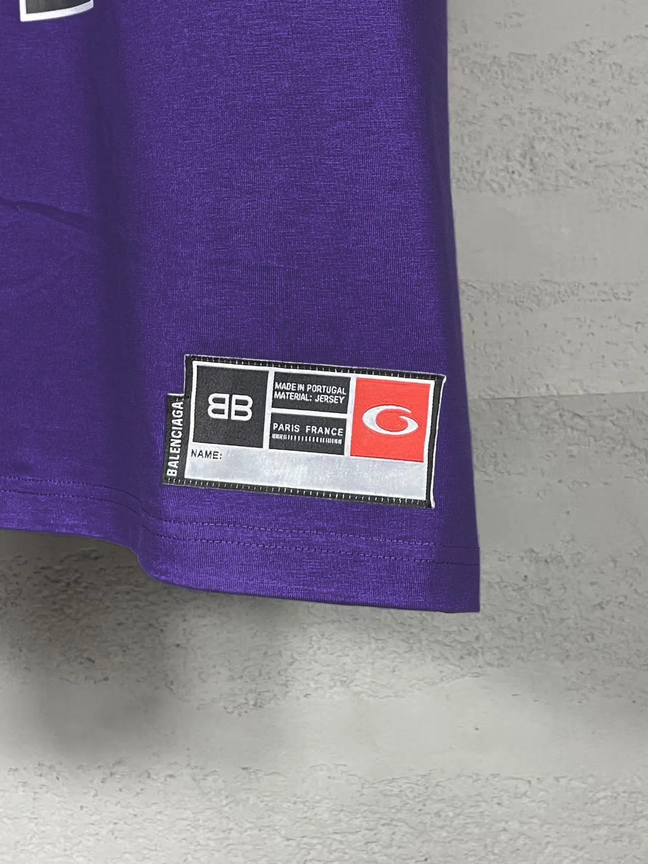 🅿️210 Actual pictures [Top version. Official website quality] BALENCI*GA/Paris.SS25 latest basketball uniform embroidered printed long-sleeved T-shirt. The front embroidery is embroidered and printed using a Tajima computer embroidery machine, the lower left corner is stamped, and the back piece is printed. Brick cabinets are synchronized. Genuine products are developed at the first time. The fabric is made of Paris ZP custom-woven and dyed cotton double yarn. Weighing 260 grams, the cloth surface is clean. The cloth pattern is clear, soft and comfortable. The threads are dyed with no color difference. The printing uses environmentally friendly imported materials, the letters are clear and the effect is three-dimensional. The version adopts OS loose shoulder design. Same style for men and women. Code: BL253626 Color: black, white, orchid, purple, yellow, green. Size: XS S M L
